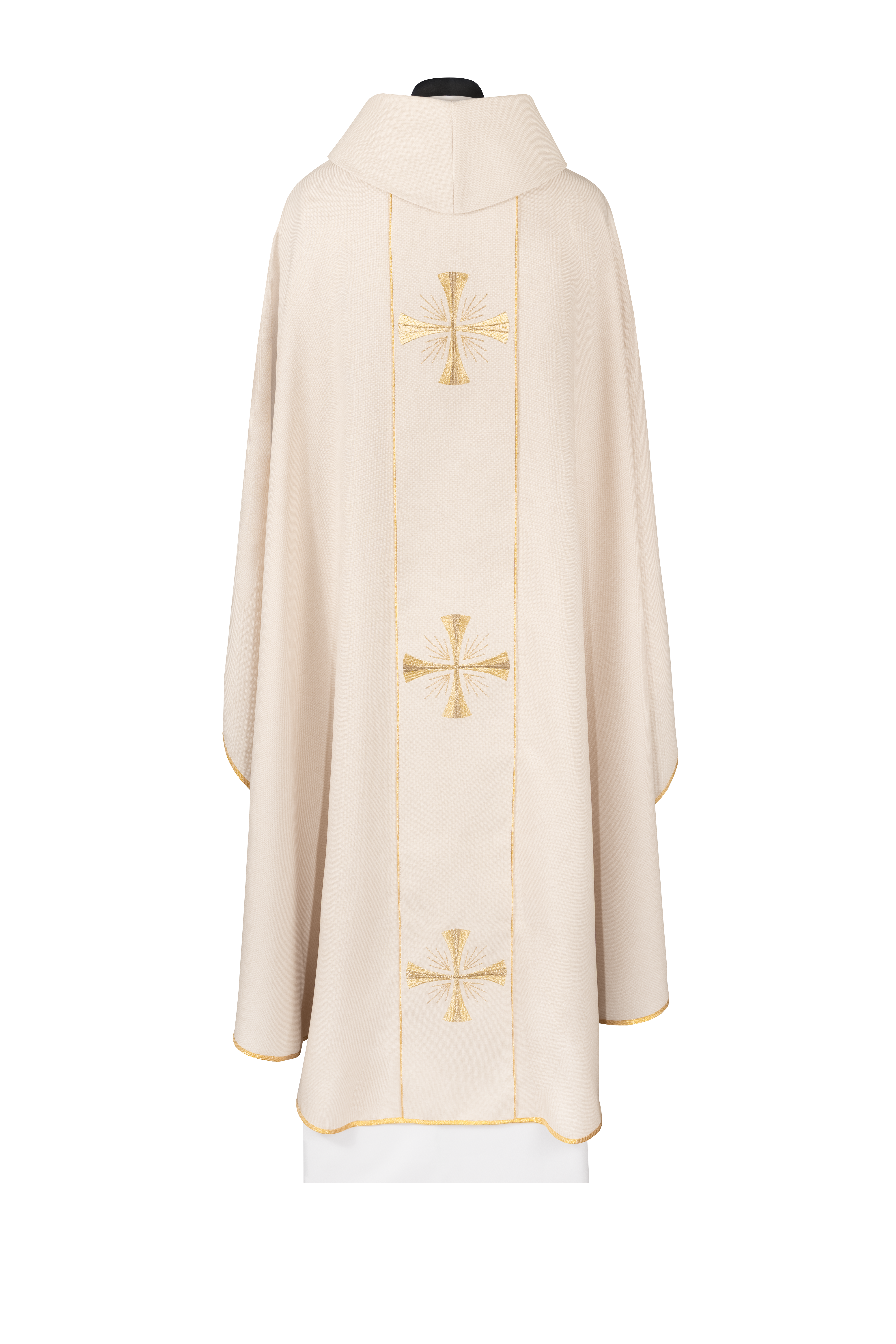 Casulla con faja color crudo y bordado de cruces