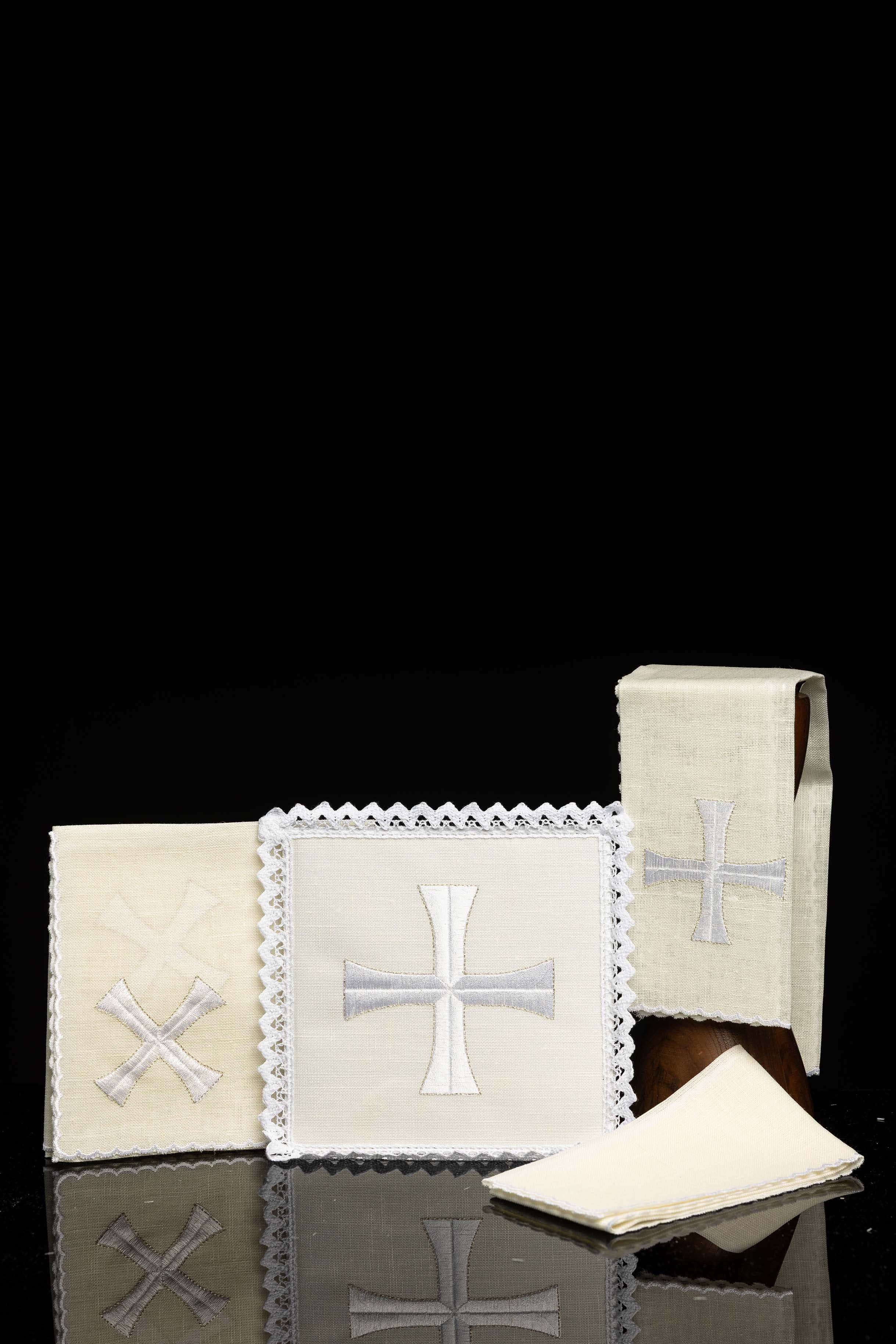 Juego de altar lino con sencillo bordado de cruces