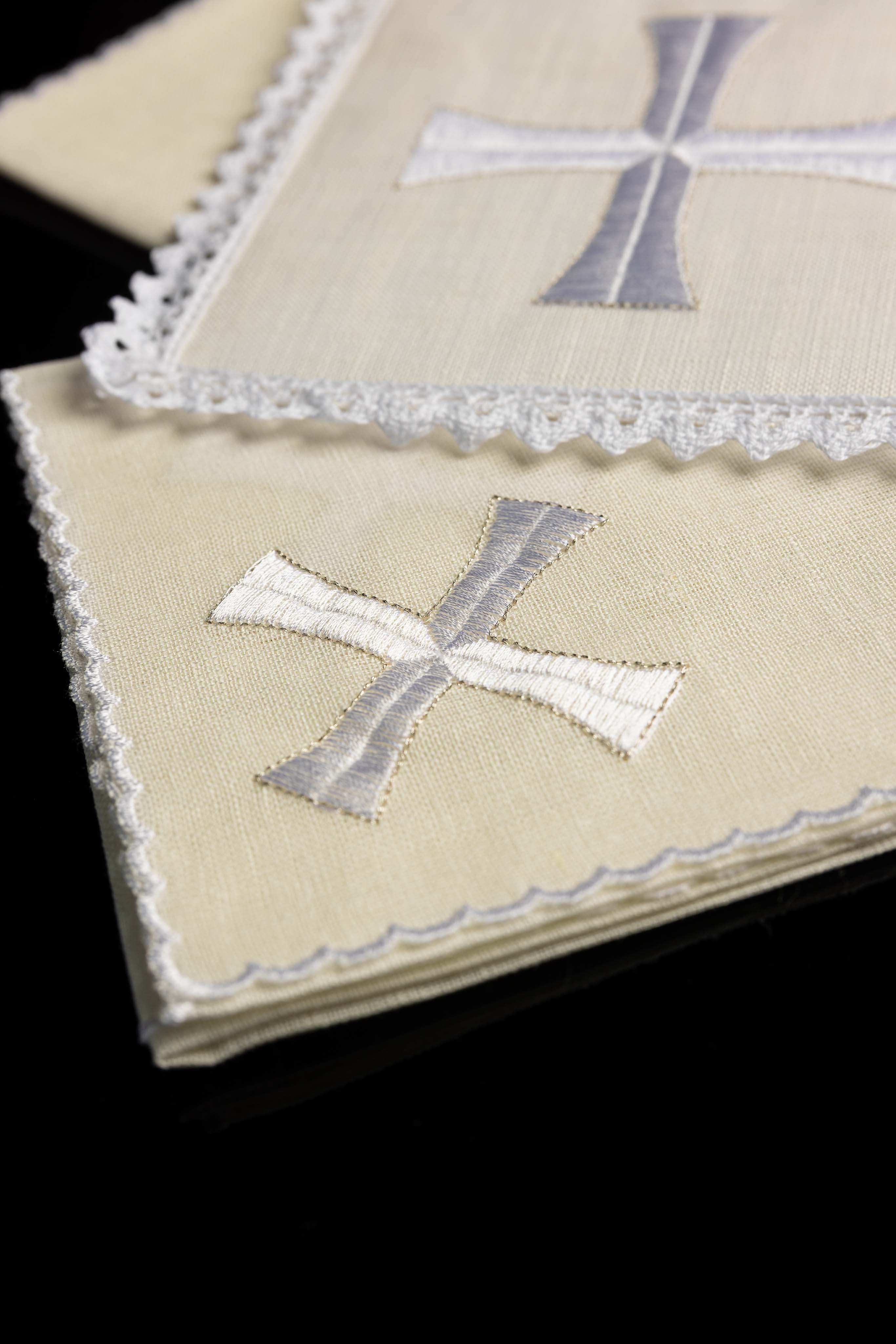 Juego de altar lino con sencillo bordado de cruces