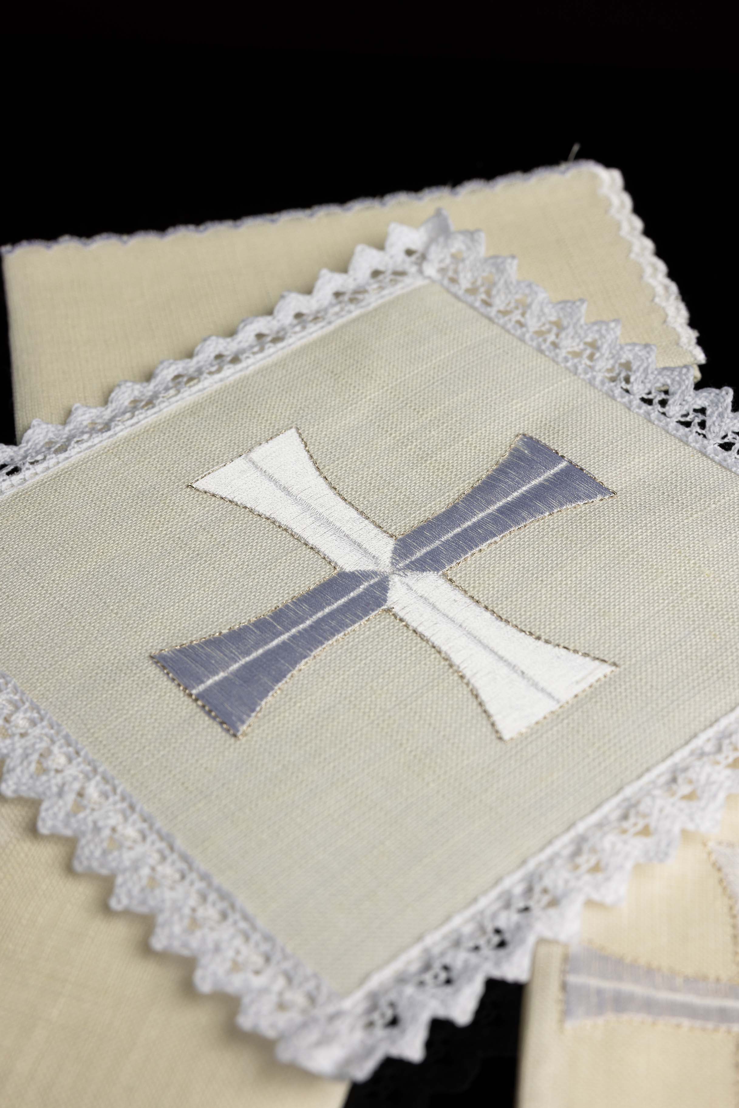 Juego de altar lino con sencillo bordado de cruces
