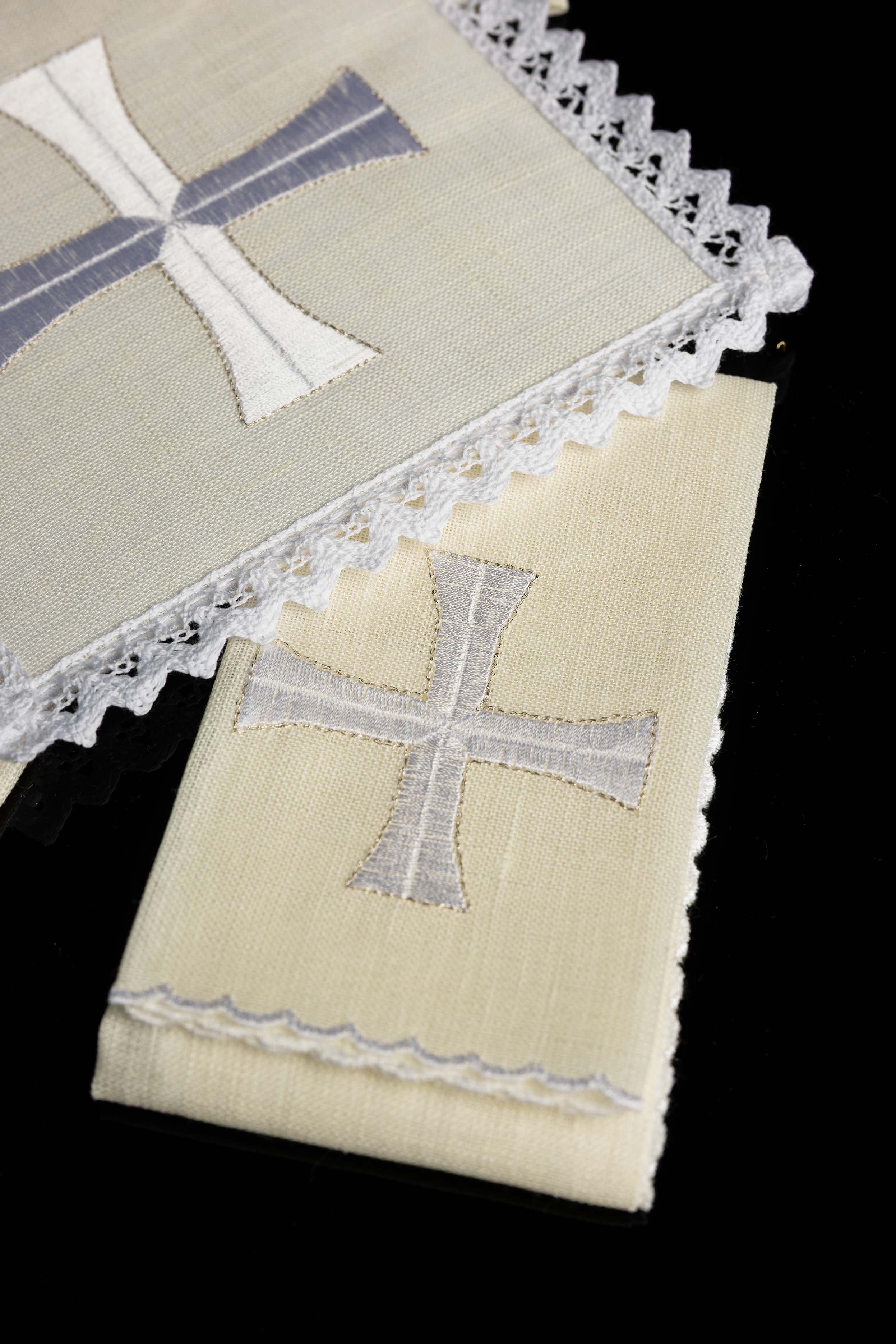 Juego de altar lino con sencillo bordado de cruces