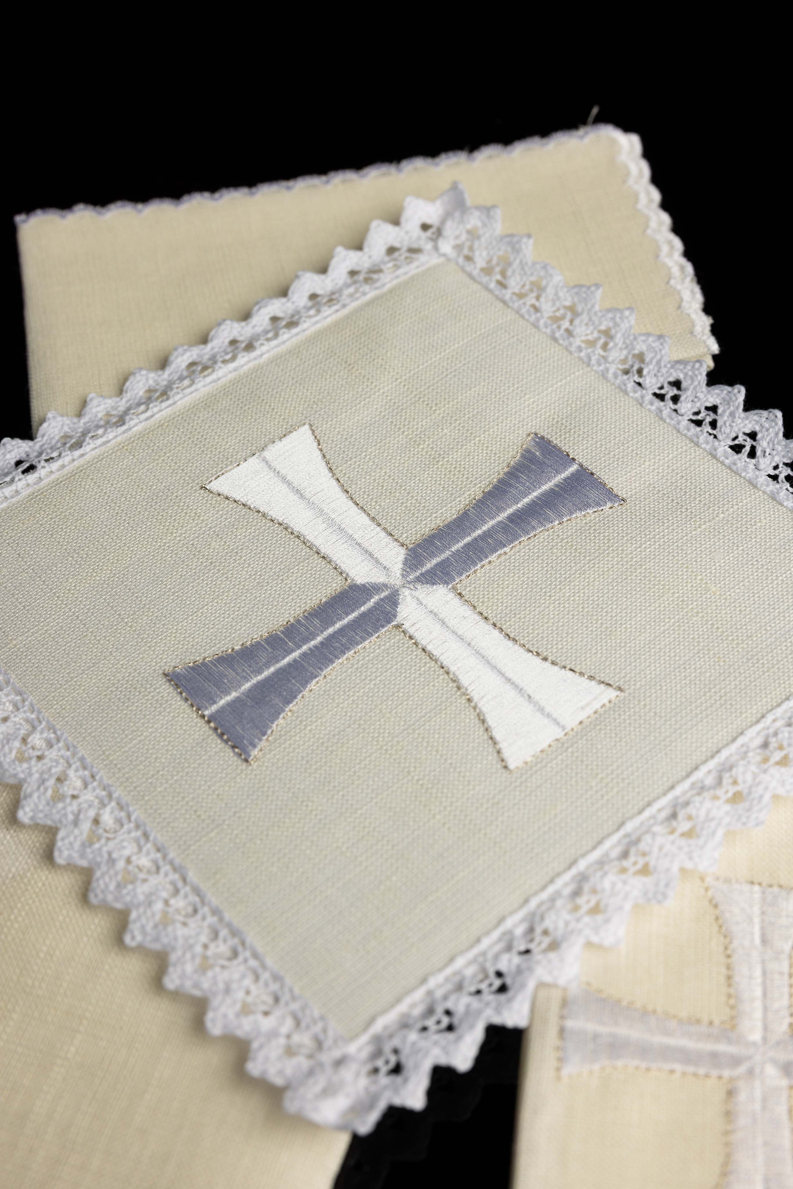 Juego de altar lino con sencillo bordado de cruces