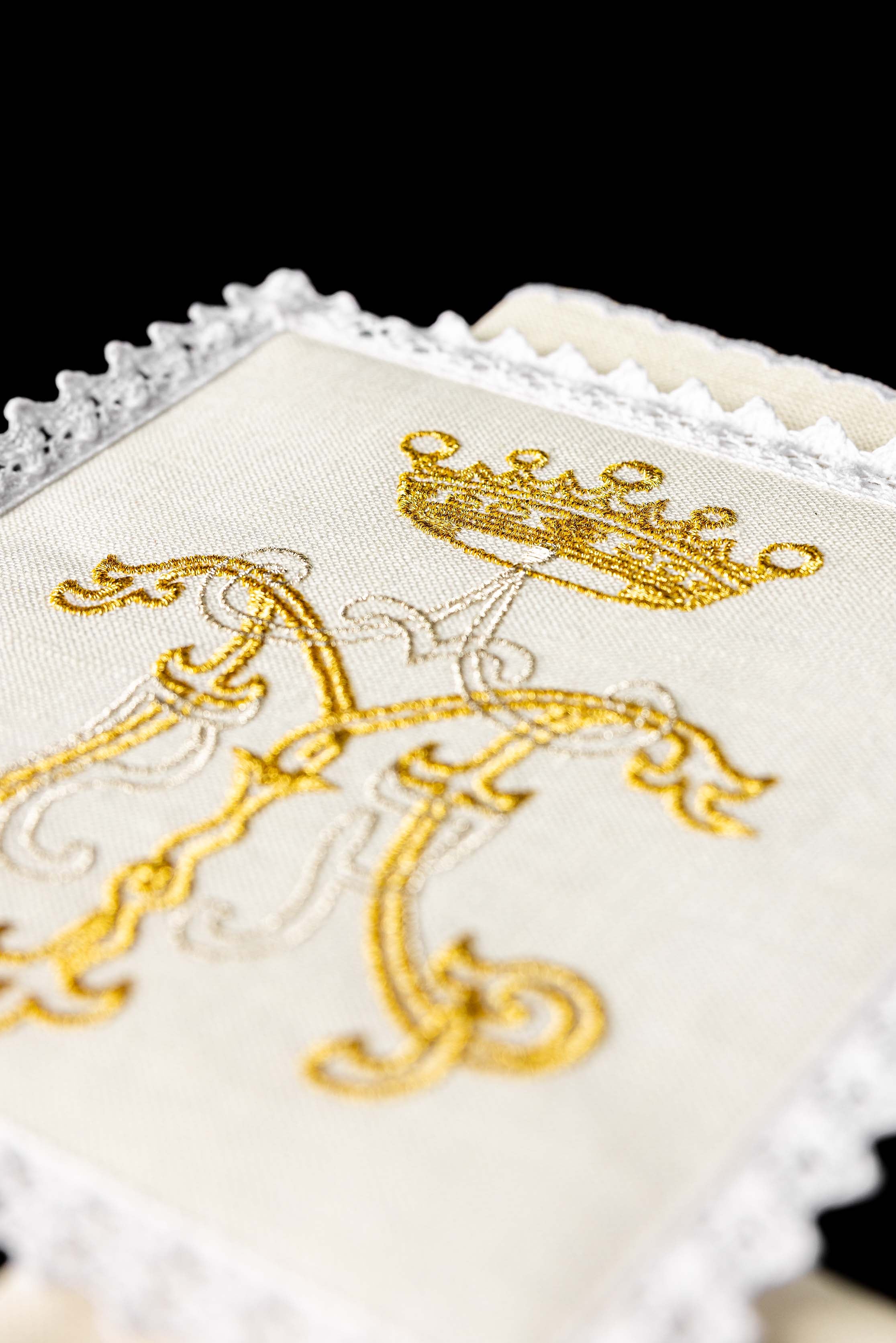 Juego de altar lino con bordado dorado Mariano