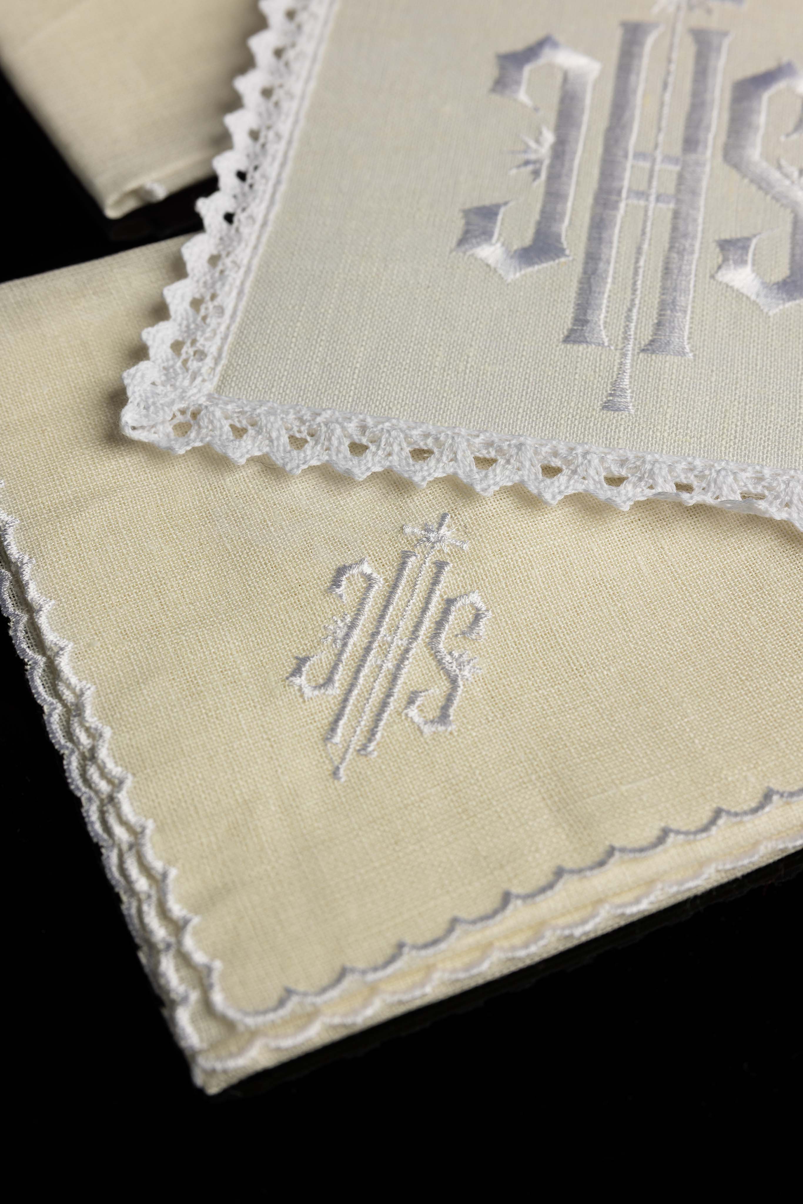 Juego de altar lino con bordado blanco IHS
