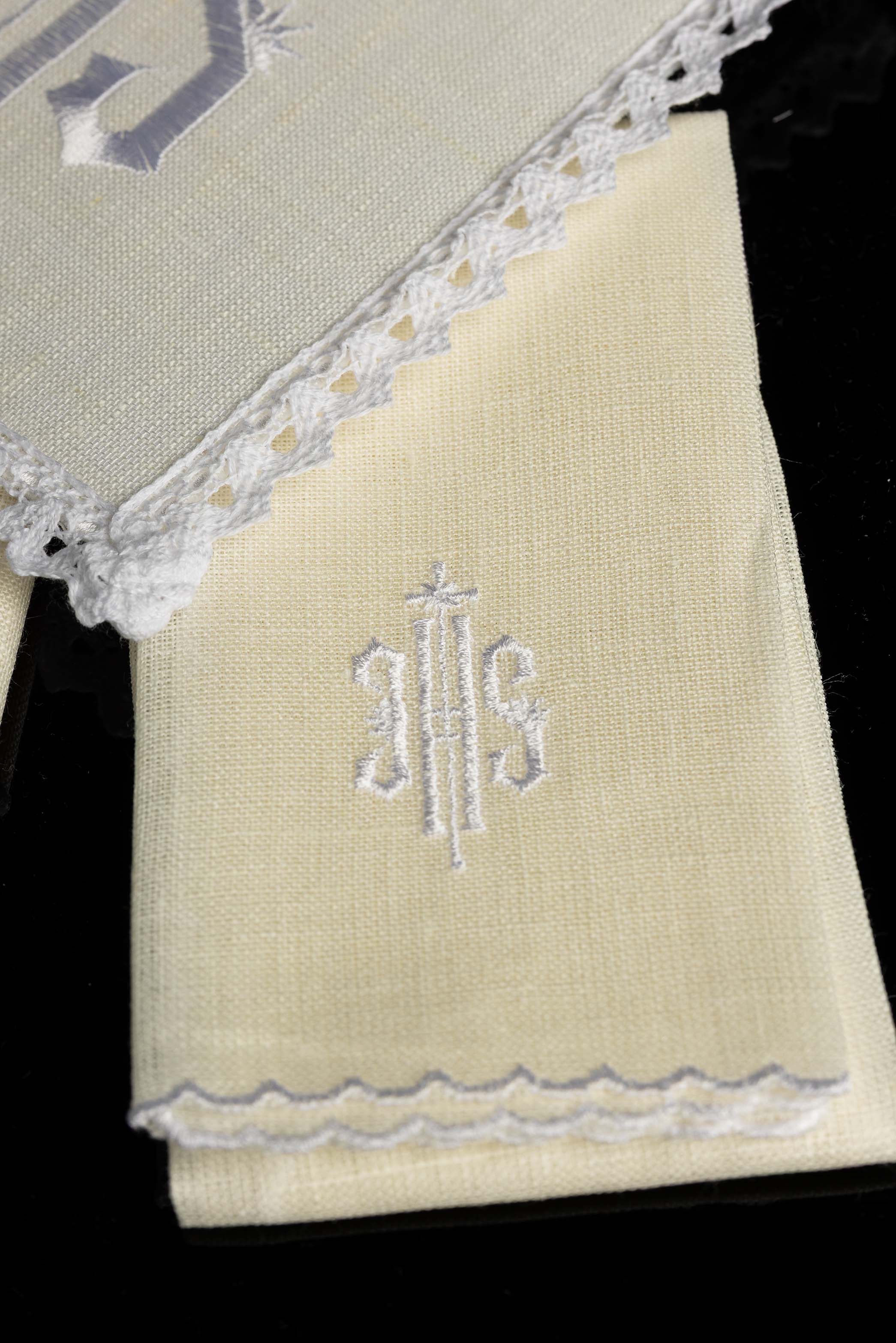 Juego de altar lino con bordado blanco IHS