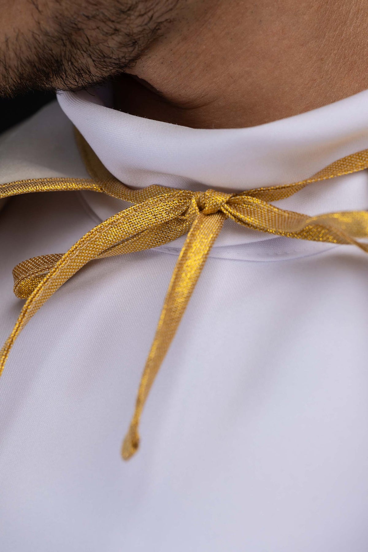 Capa de monaguillo de terciopelo con cordón marfil