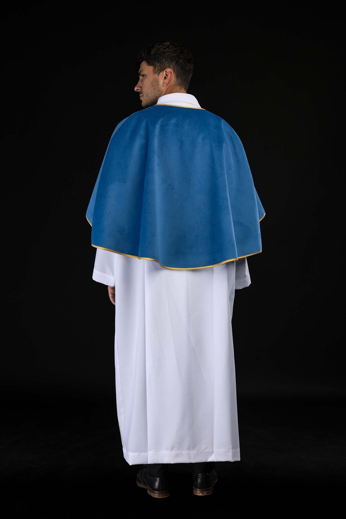 Capa de monaguillo de terciopelo azul con cordón dorado