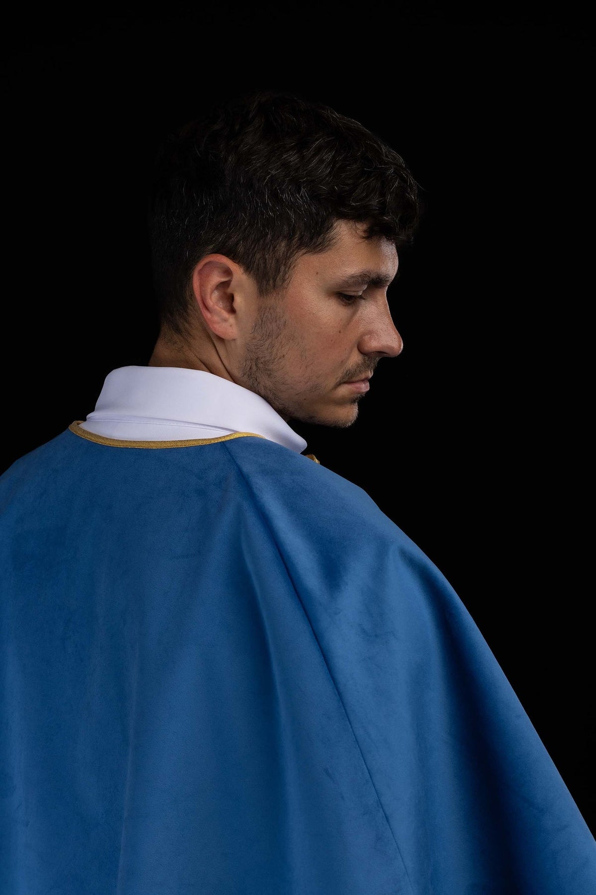 Capa de monaguillo de terciopelo azul con cordón dorado