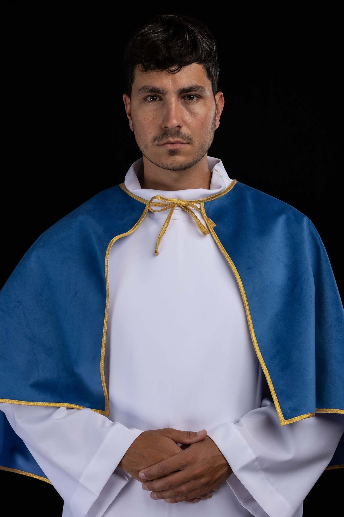 Capa de monaguillo de terciopelo azul con cordón dorado