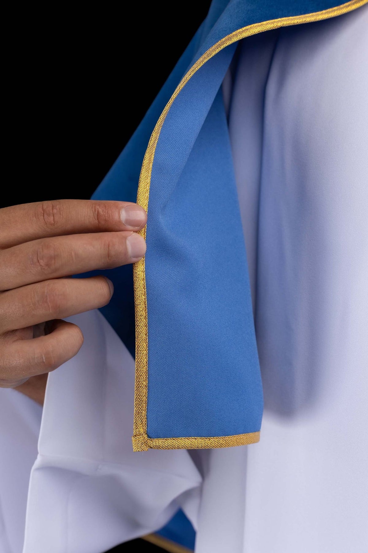 Capa de monaguillo de terciopelo azul con cordón dorado