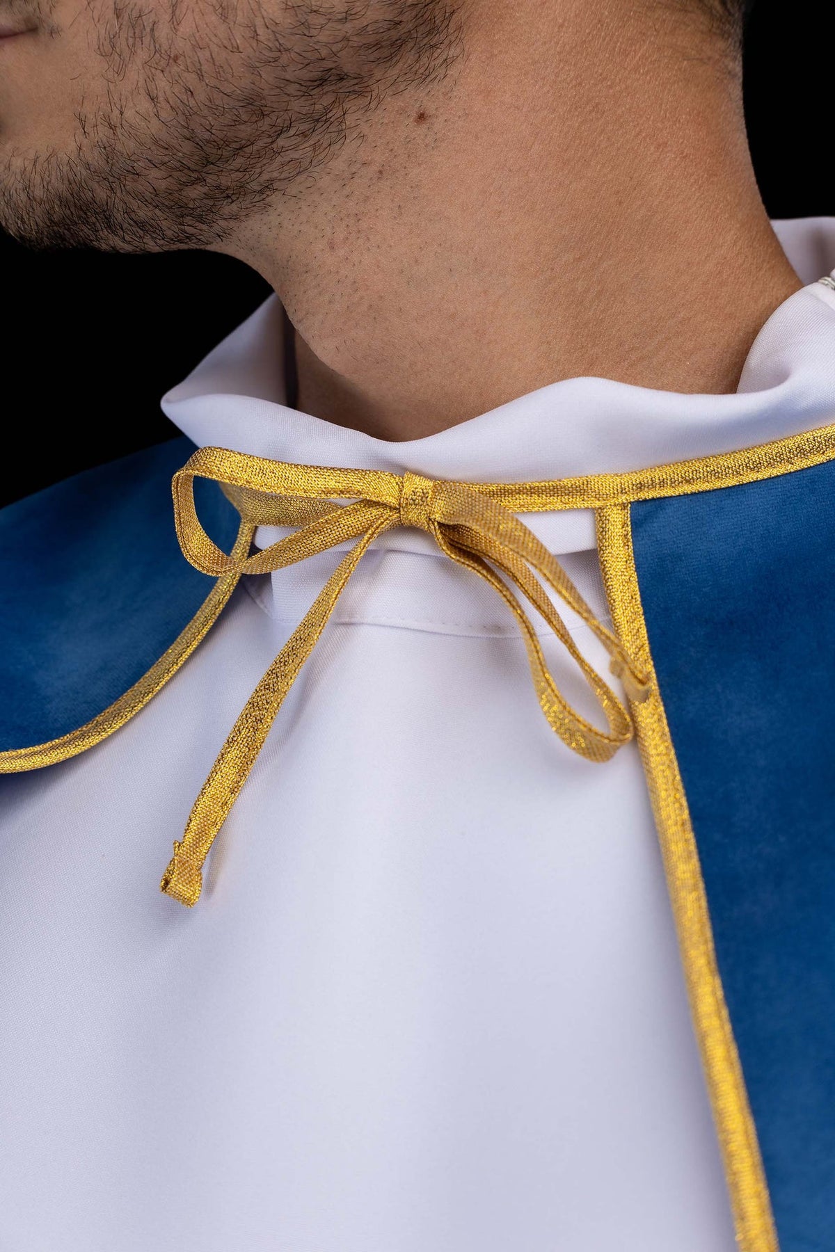 Capa de monaguillo de terciopelo azul con cordón dorado