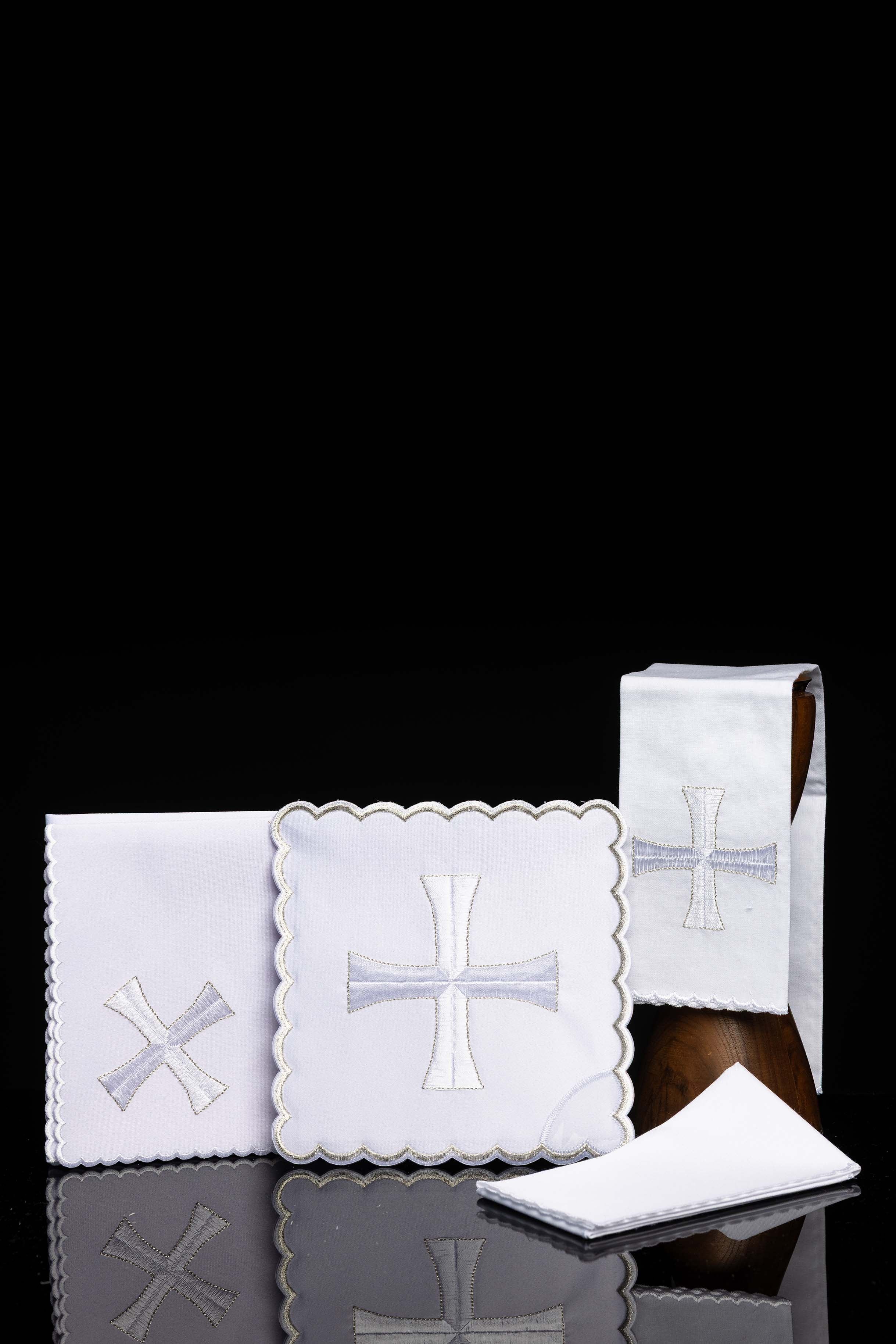 Juego de altar bordado con ribete plateado