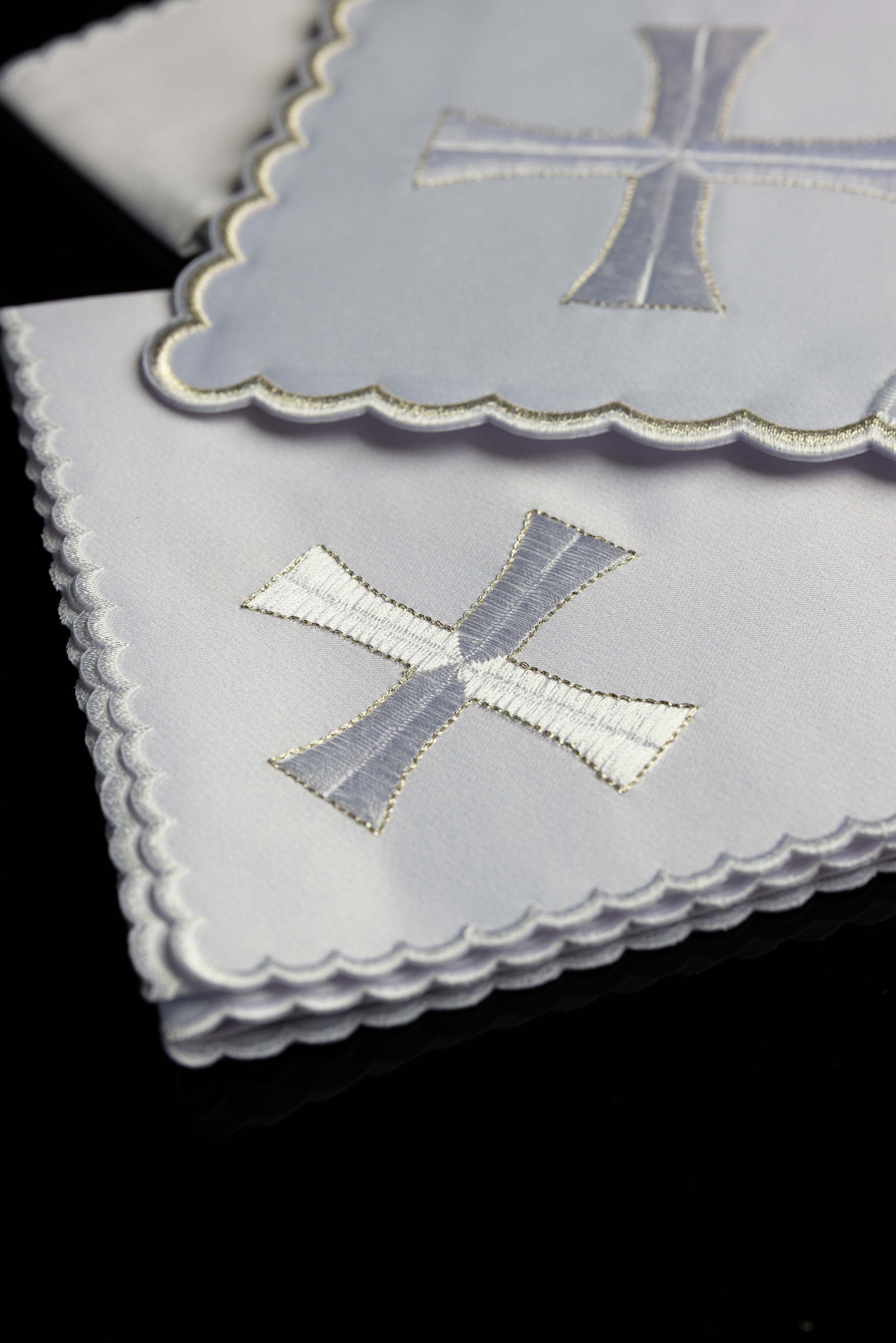 Juego de altar bordado con ribete plateado