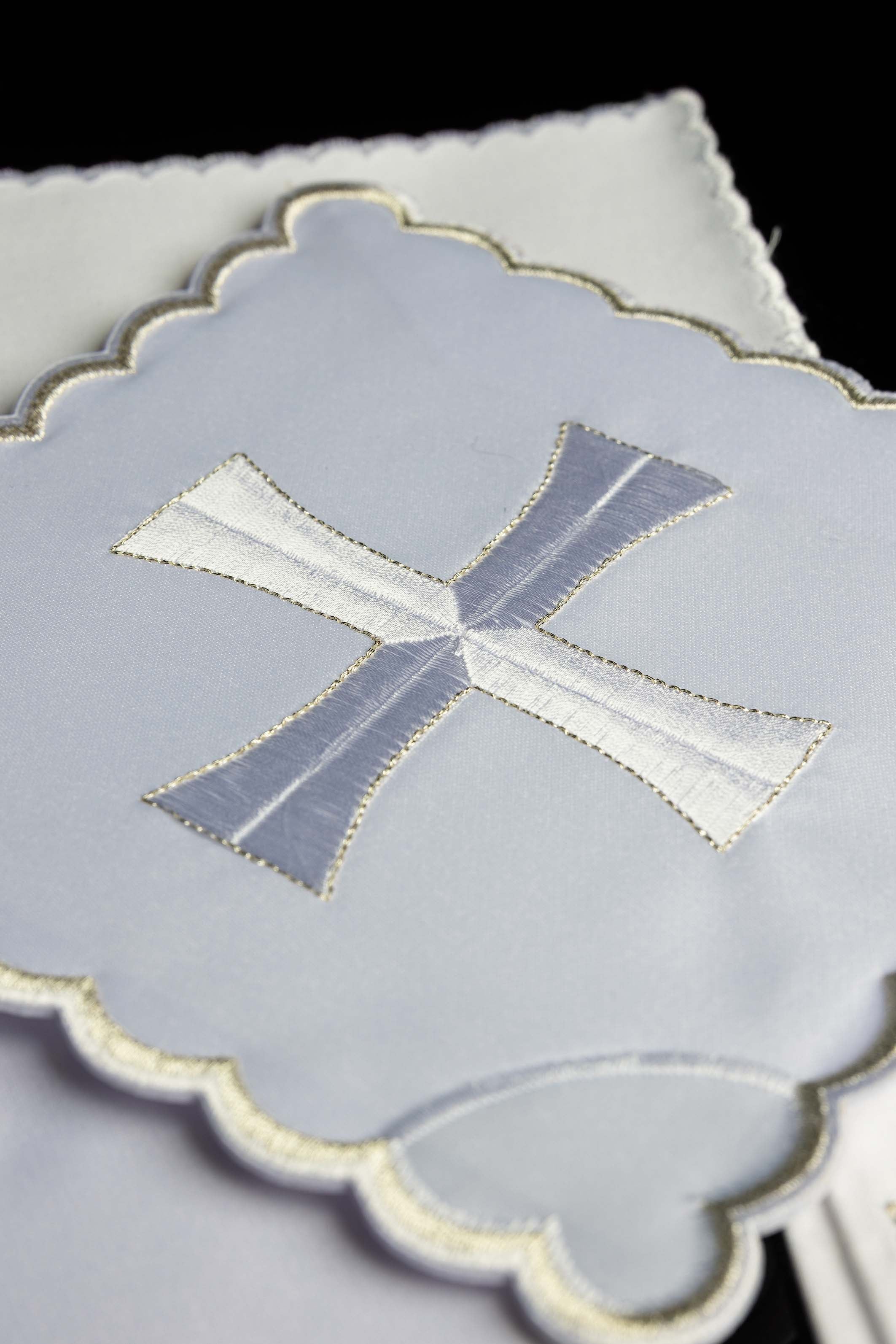 Juego de altar bordado con ribete plateado