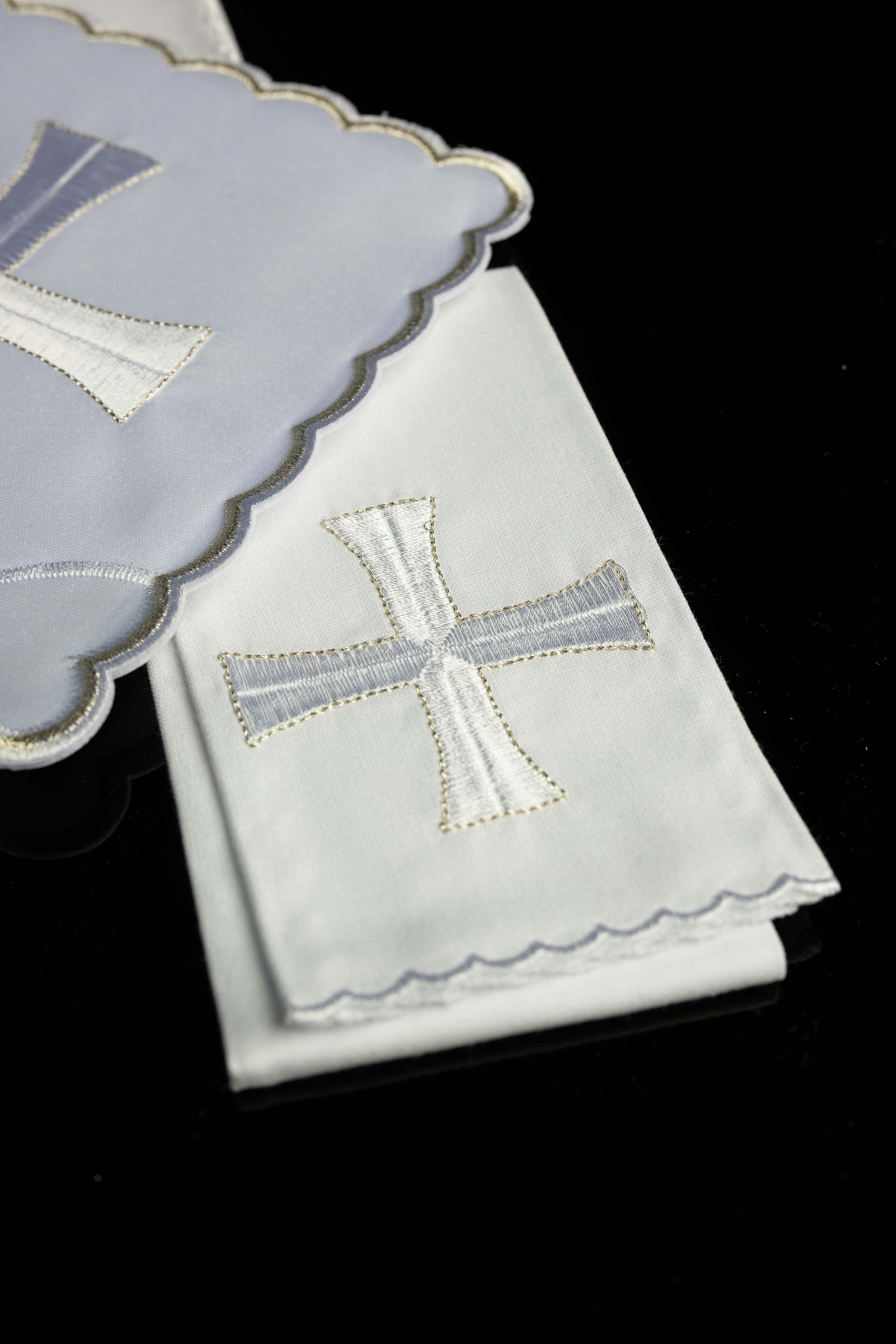 Juego de altar bordado con ribete plateado