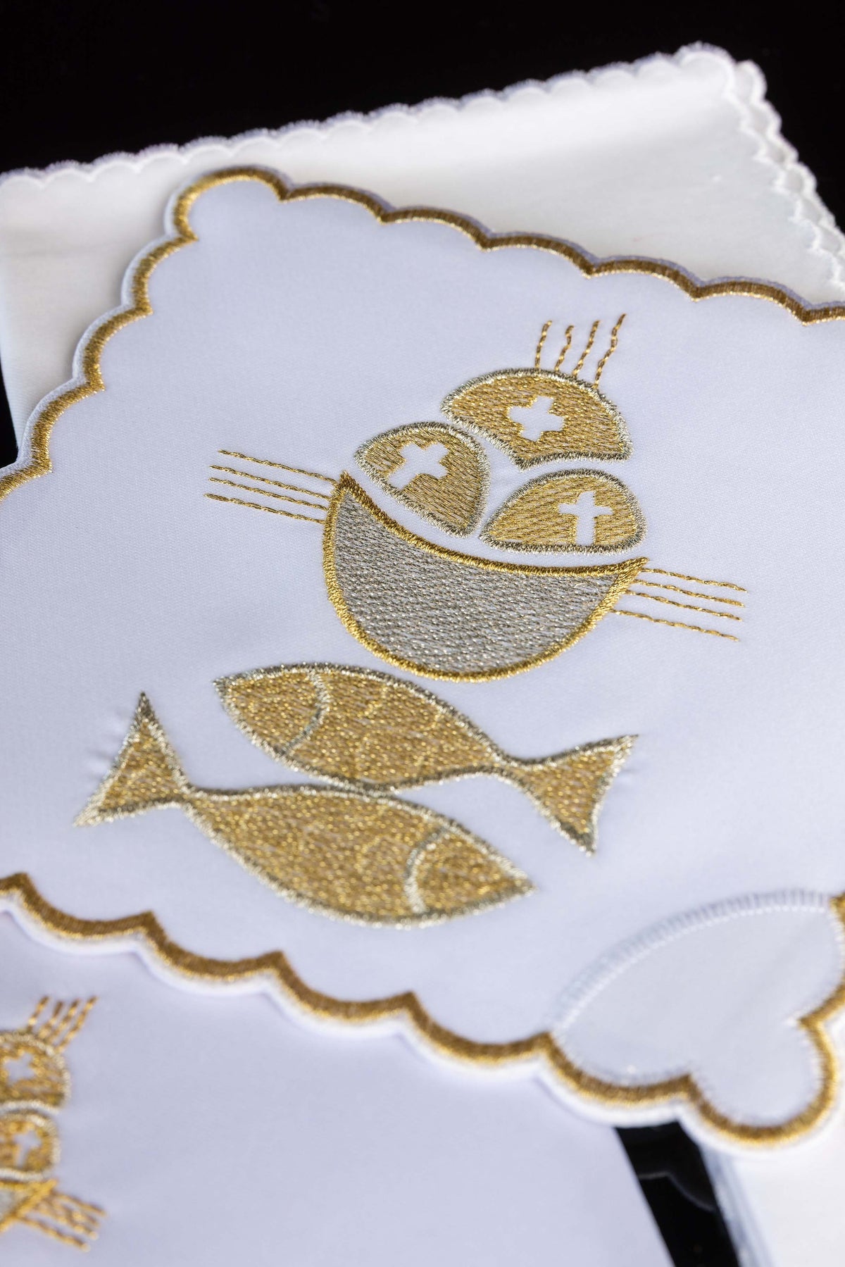 Juego de altar Pez, primer plano del cáliz con cruces y peces bordados