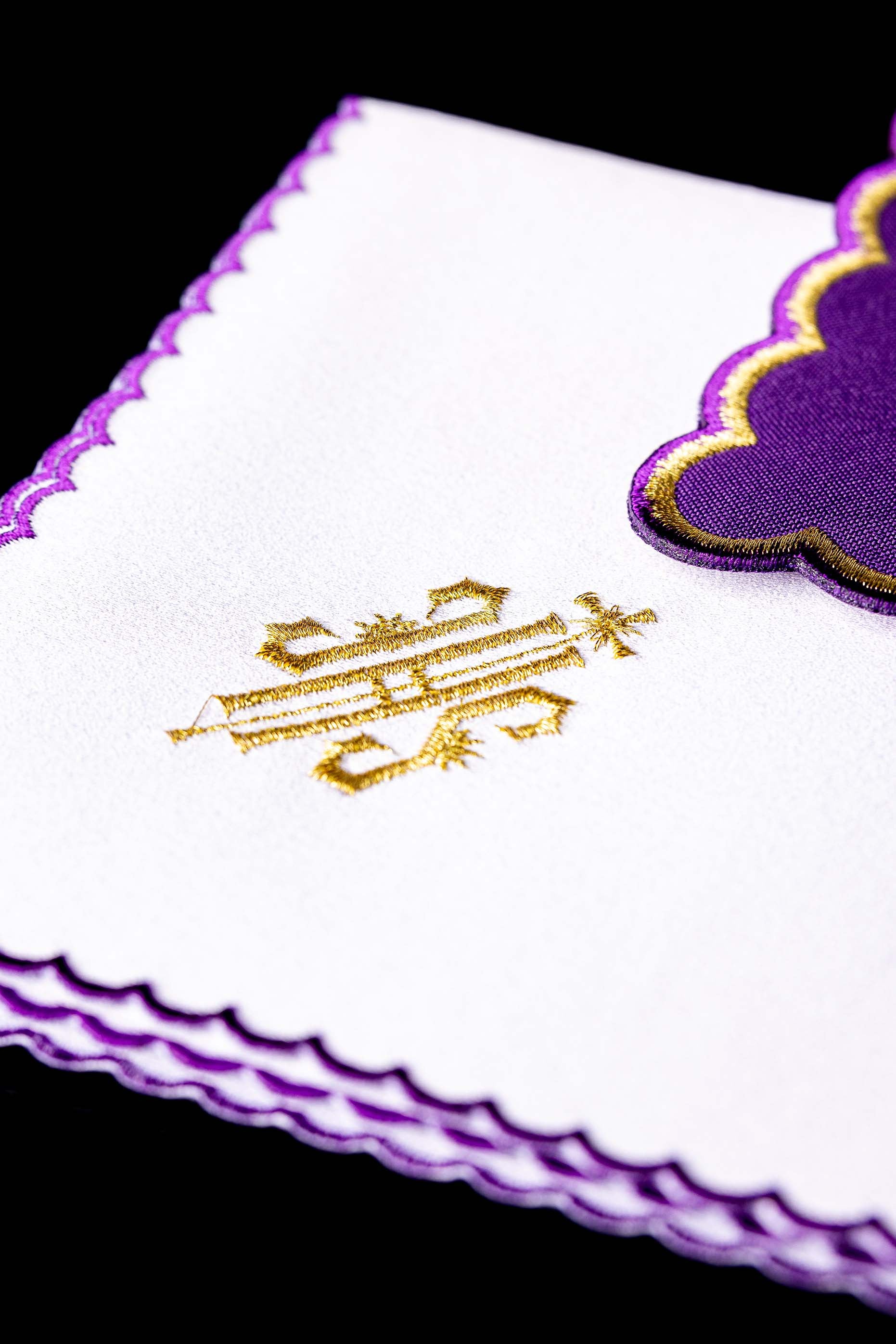 Servicio de altar con bordado IHS morado