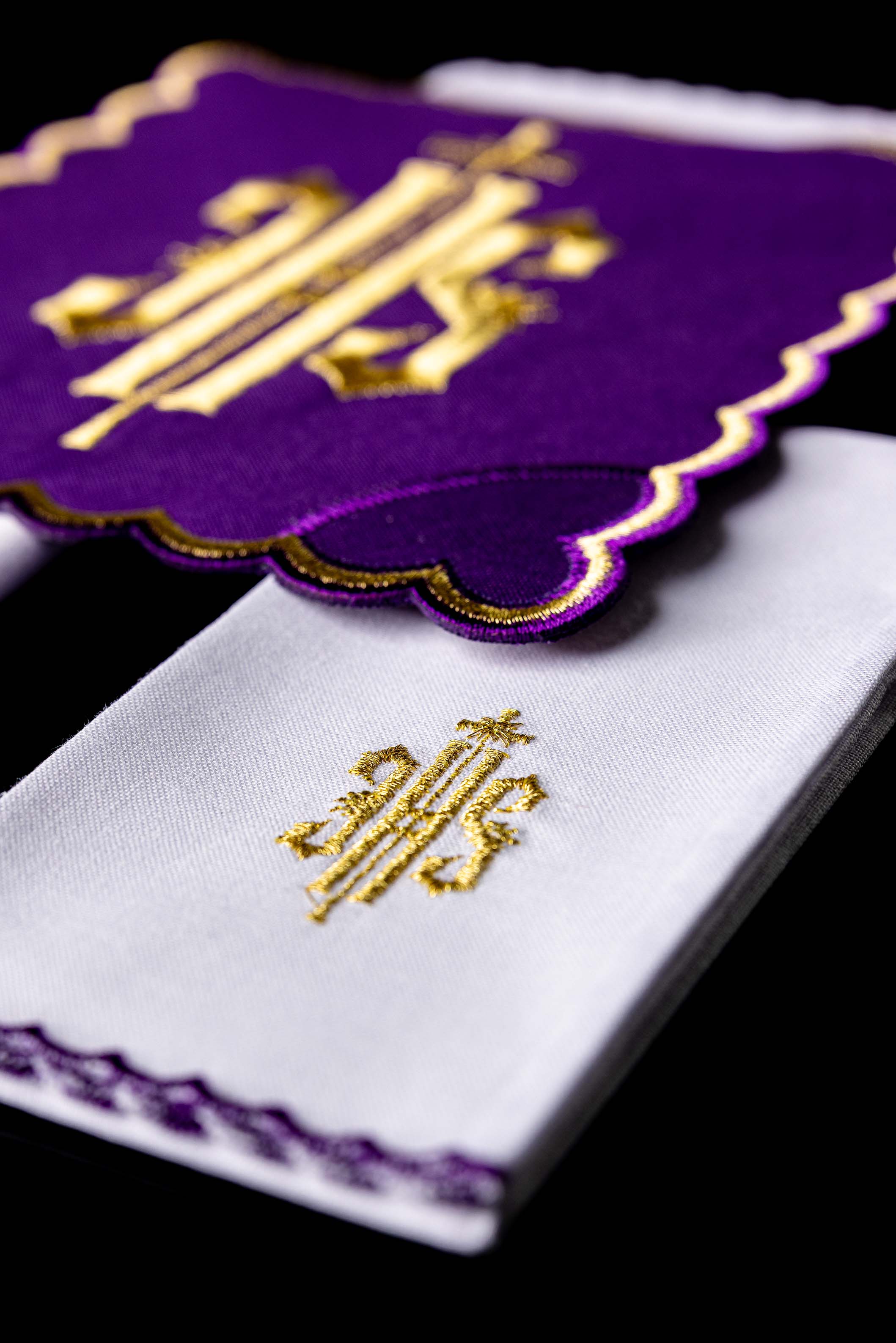 Servicio de altar con bordado IHS morado