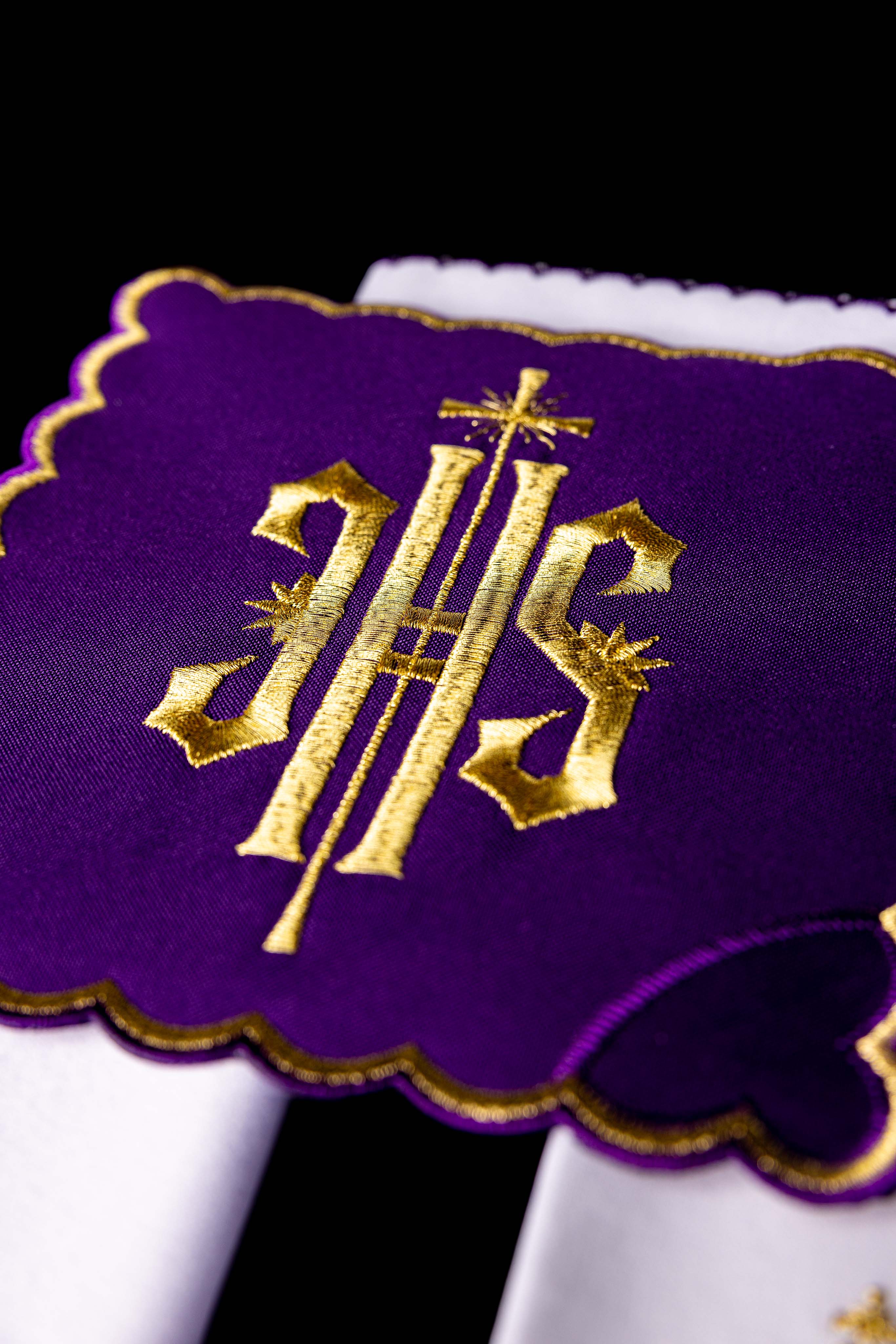 Servicio de altar con bordado IHS morado