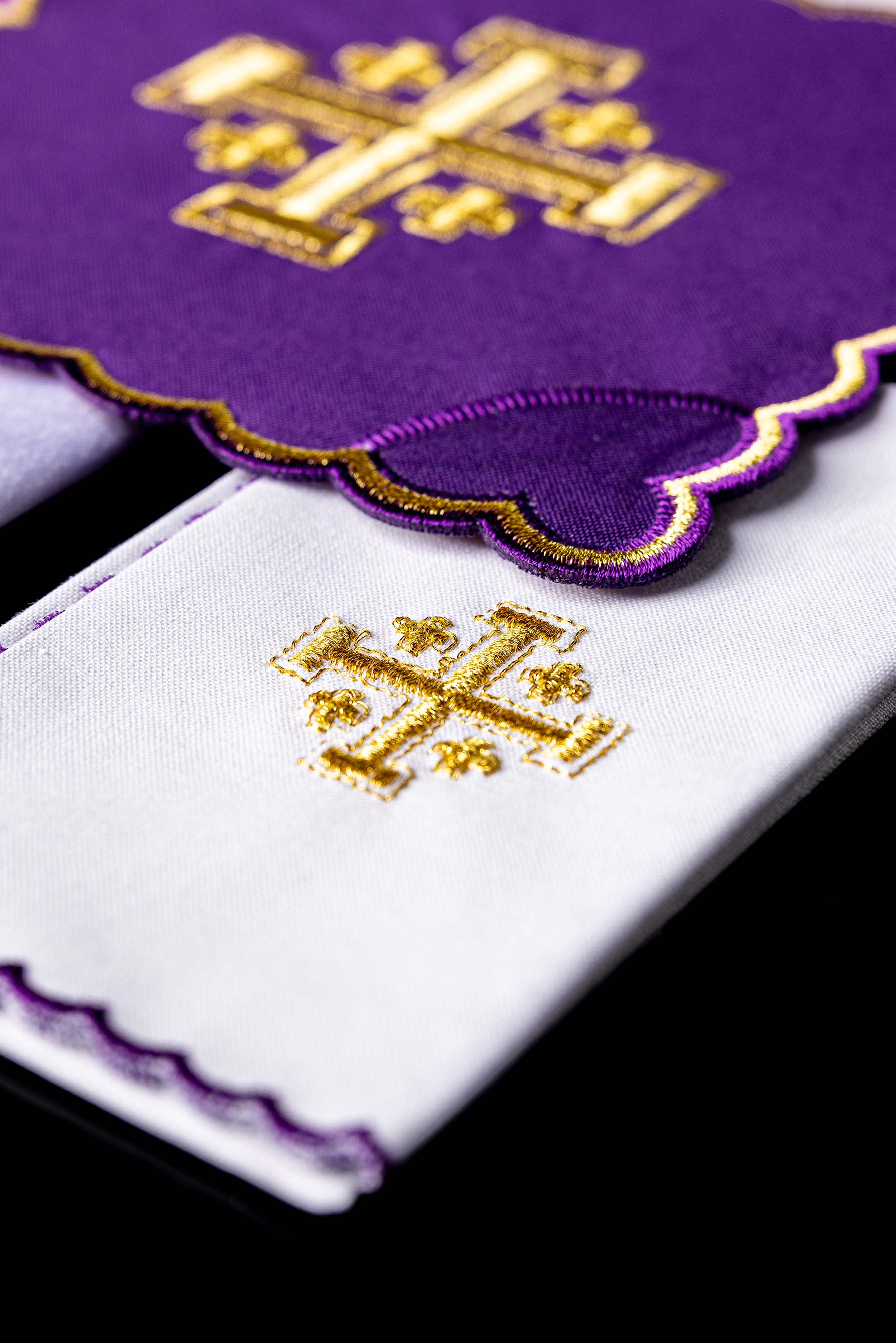 Servicio de altar Cruz de Jerusalén bordada Morado