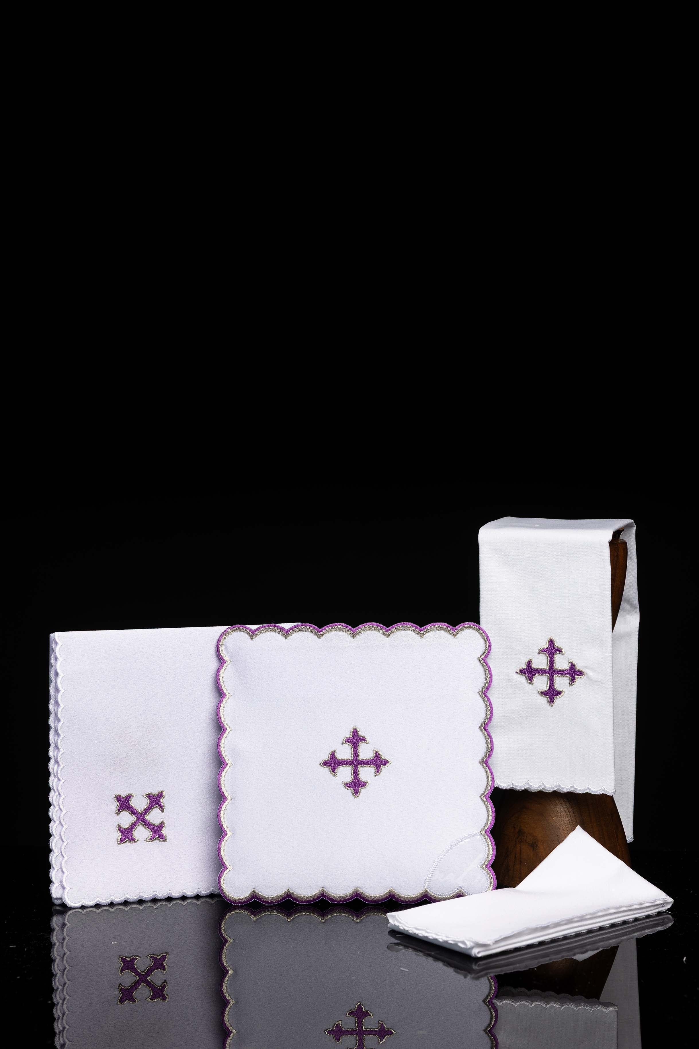 Juego de altar con cruz pequeña bordada morada