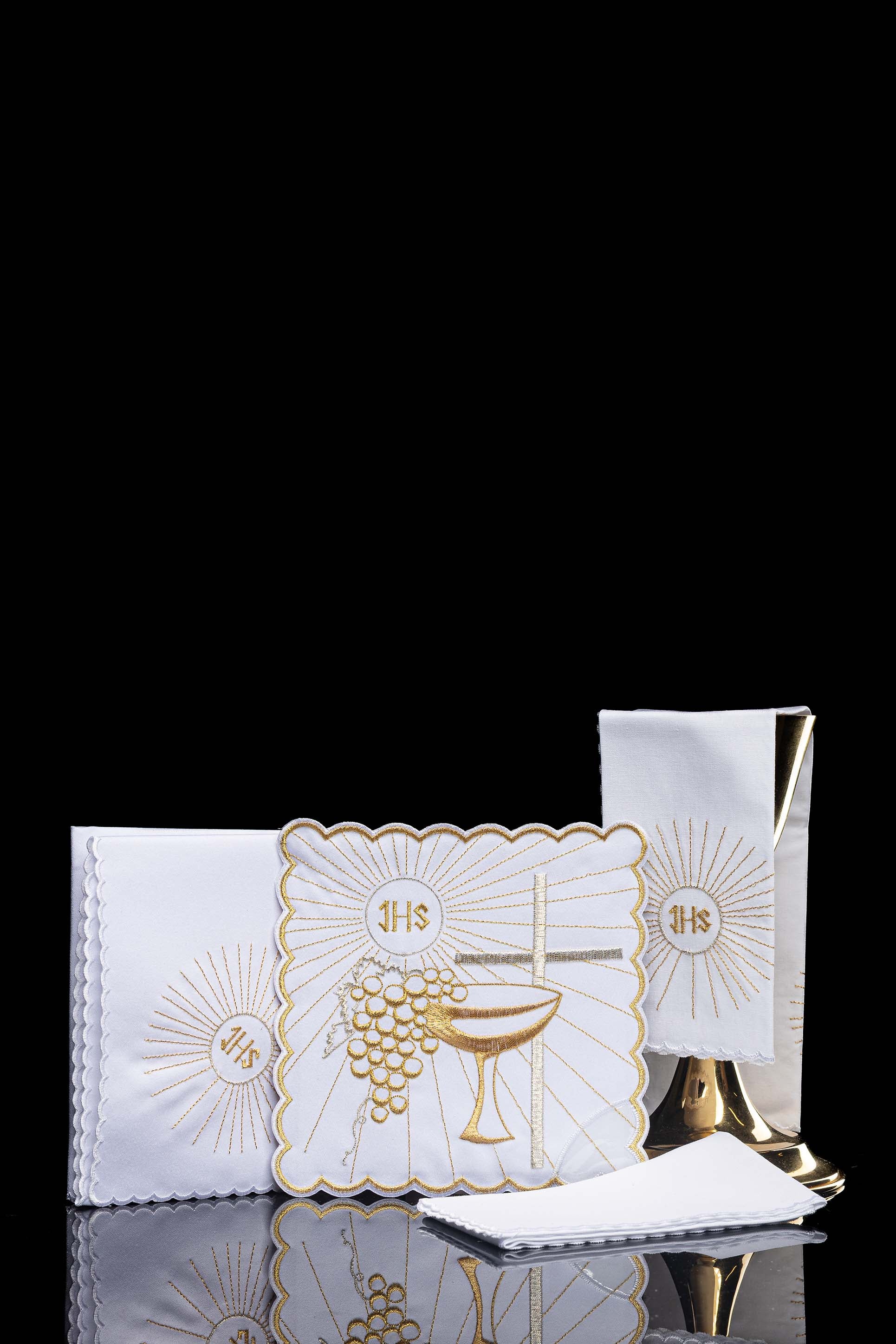 Servicio de altar con bordado dorado de cáliz y cruz