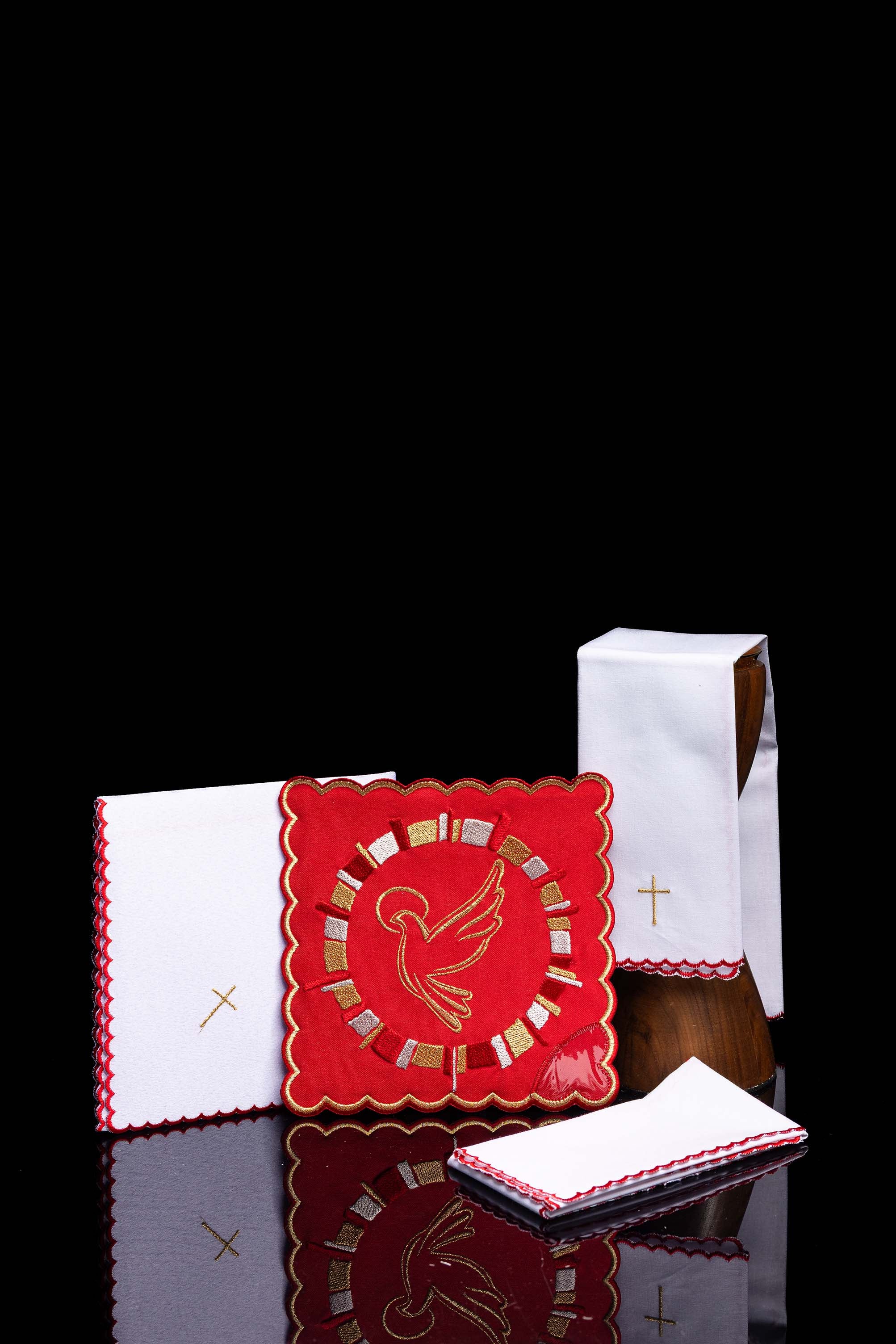 Servicio de altar rojo con bordado del Espíritu Santo