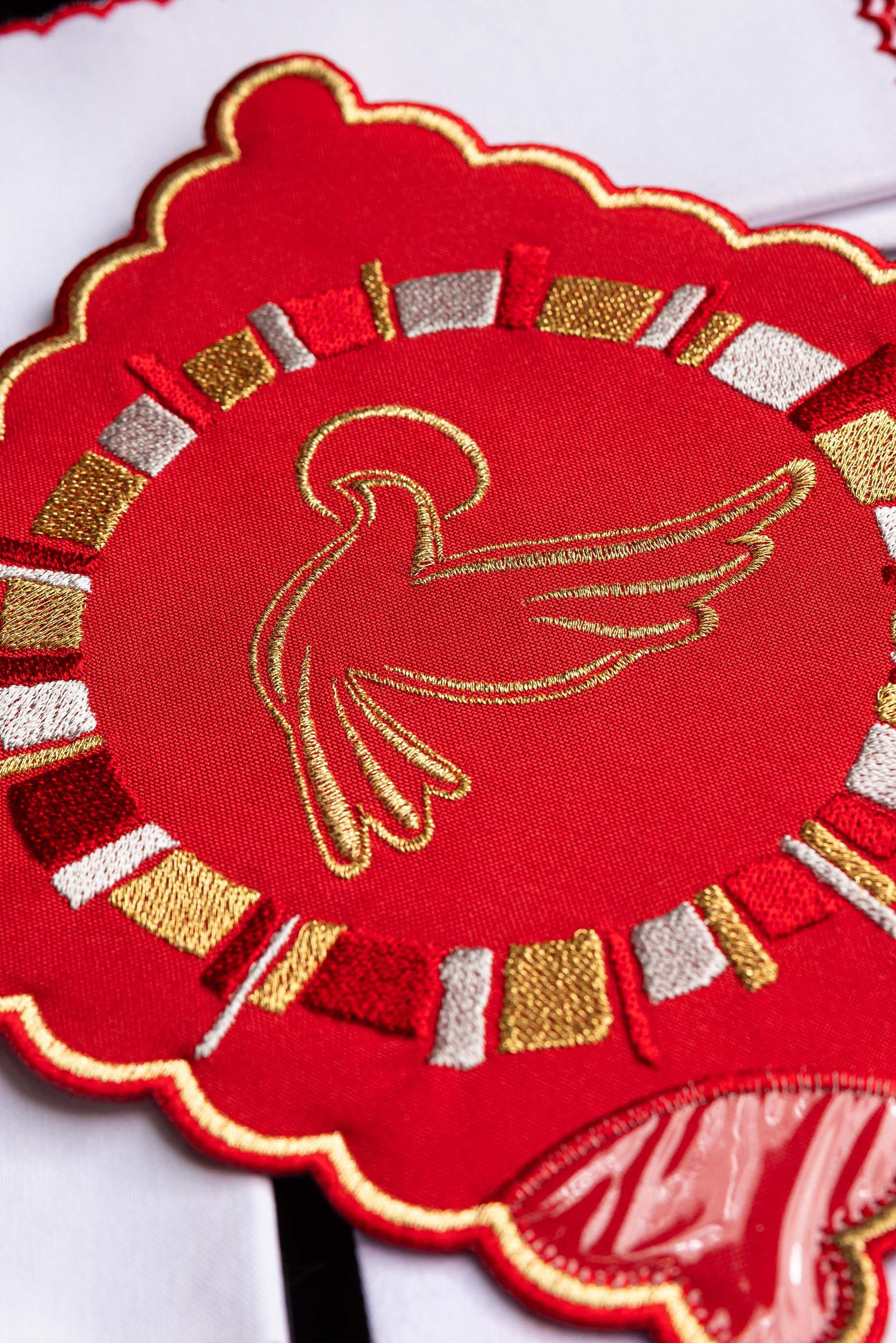 Servicio de altar rojo con bordado del Espíritu Santo
