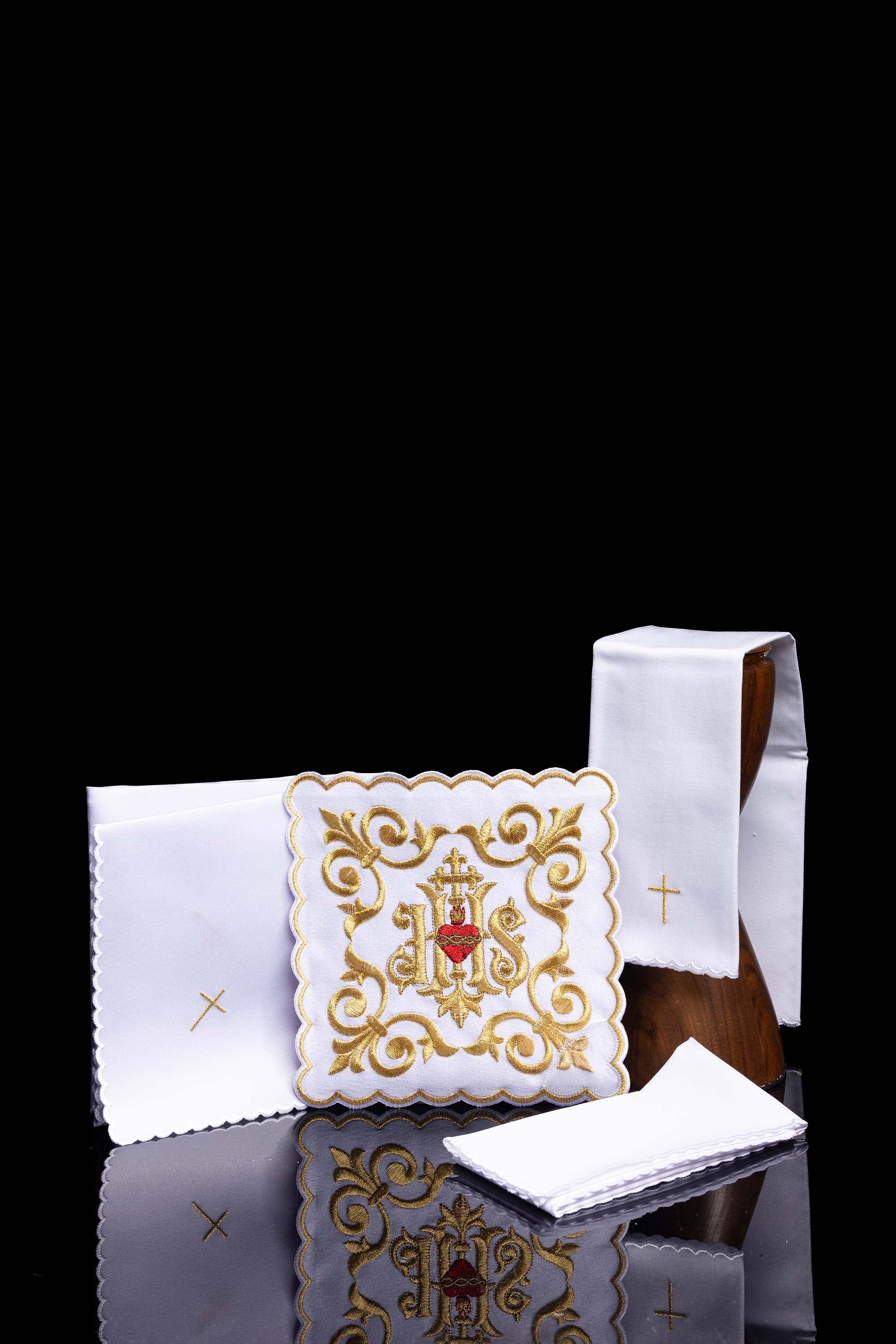 Servicio de altar ricamente decorado IHS