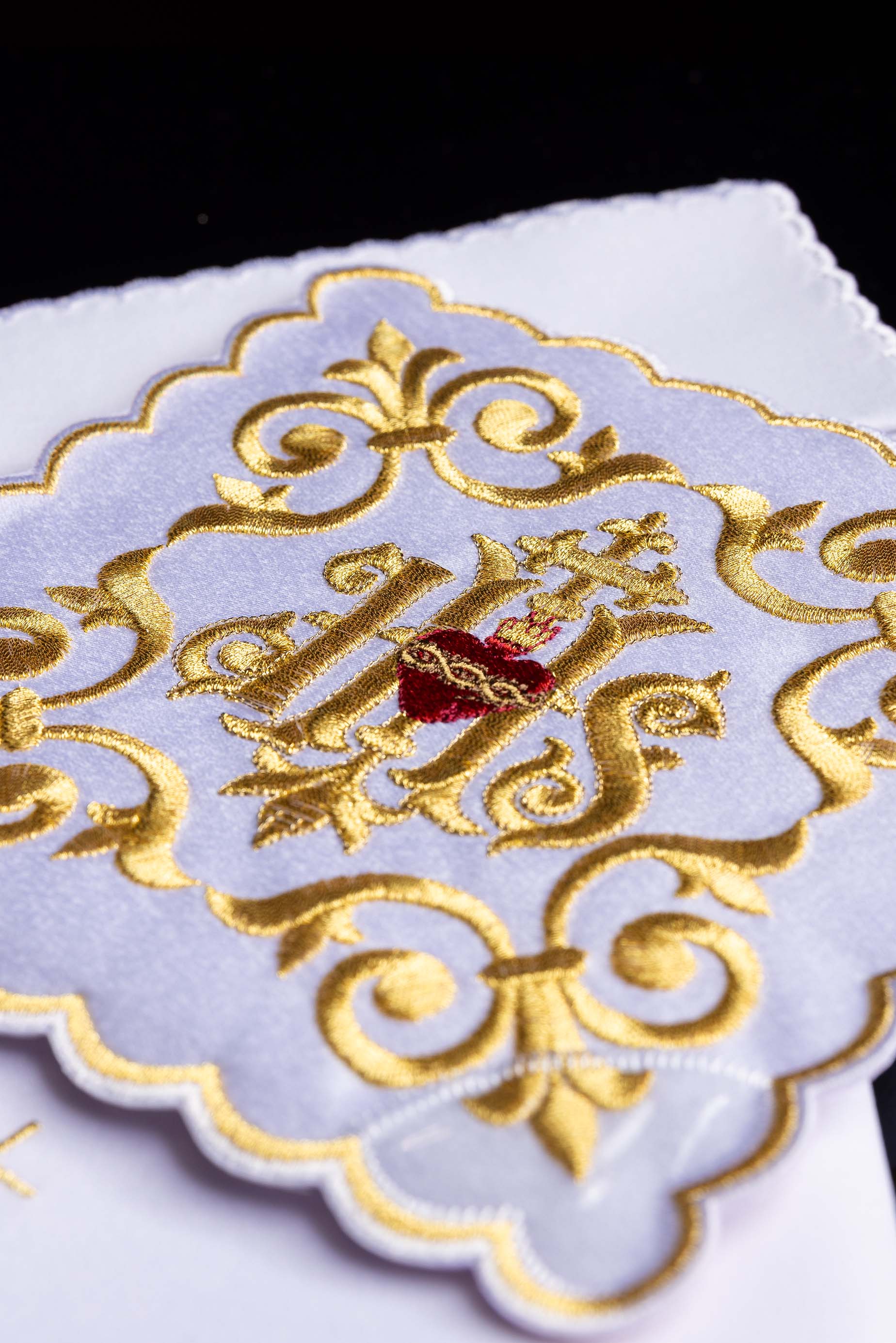 Servicio de altar ricamente decorado IHS