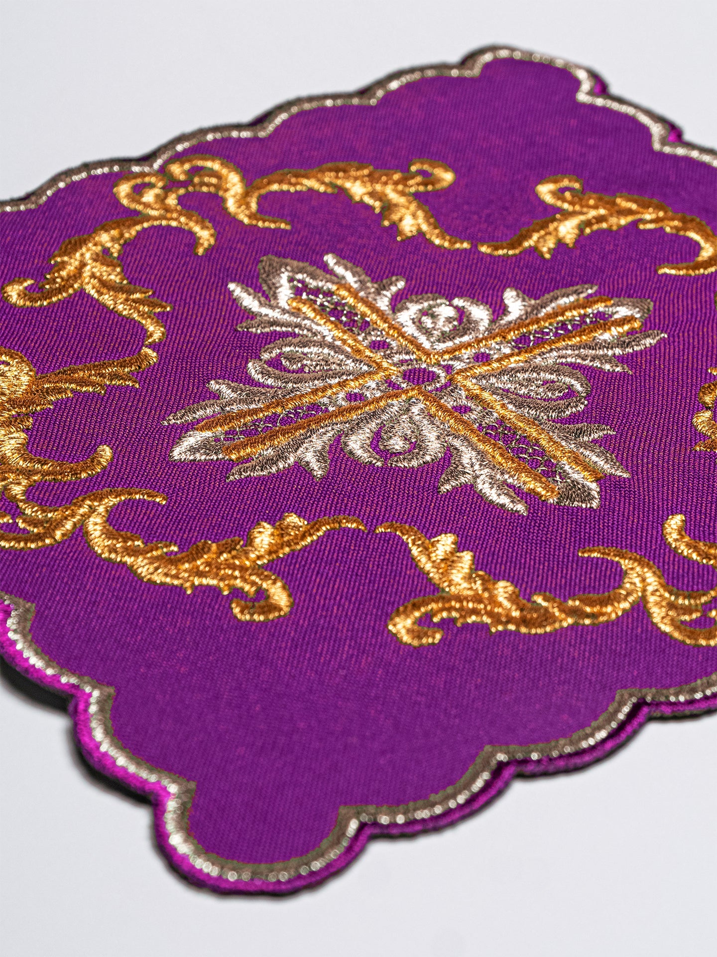 Servicio de altar morado con cruz bordada