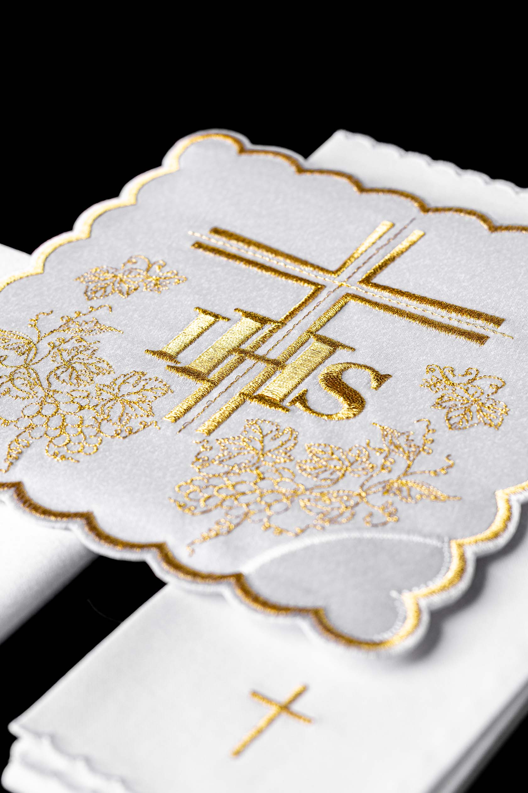 Juego de altar con sencillo bordado dorado