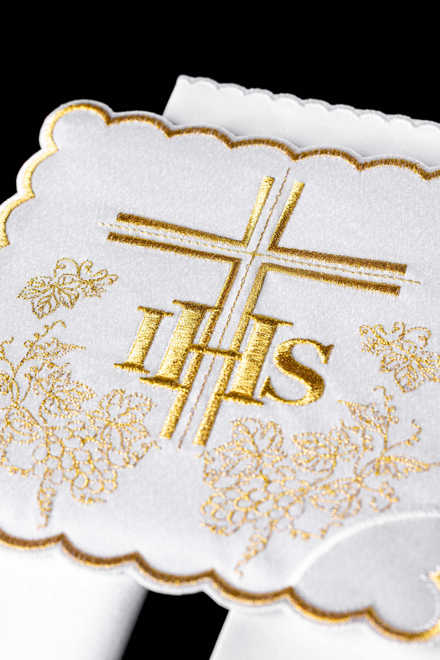 Juego de altar con sencillo bordado dorado