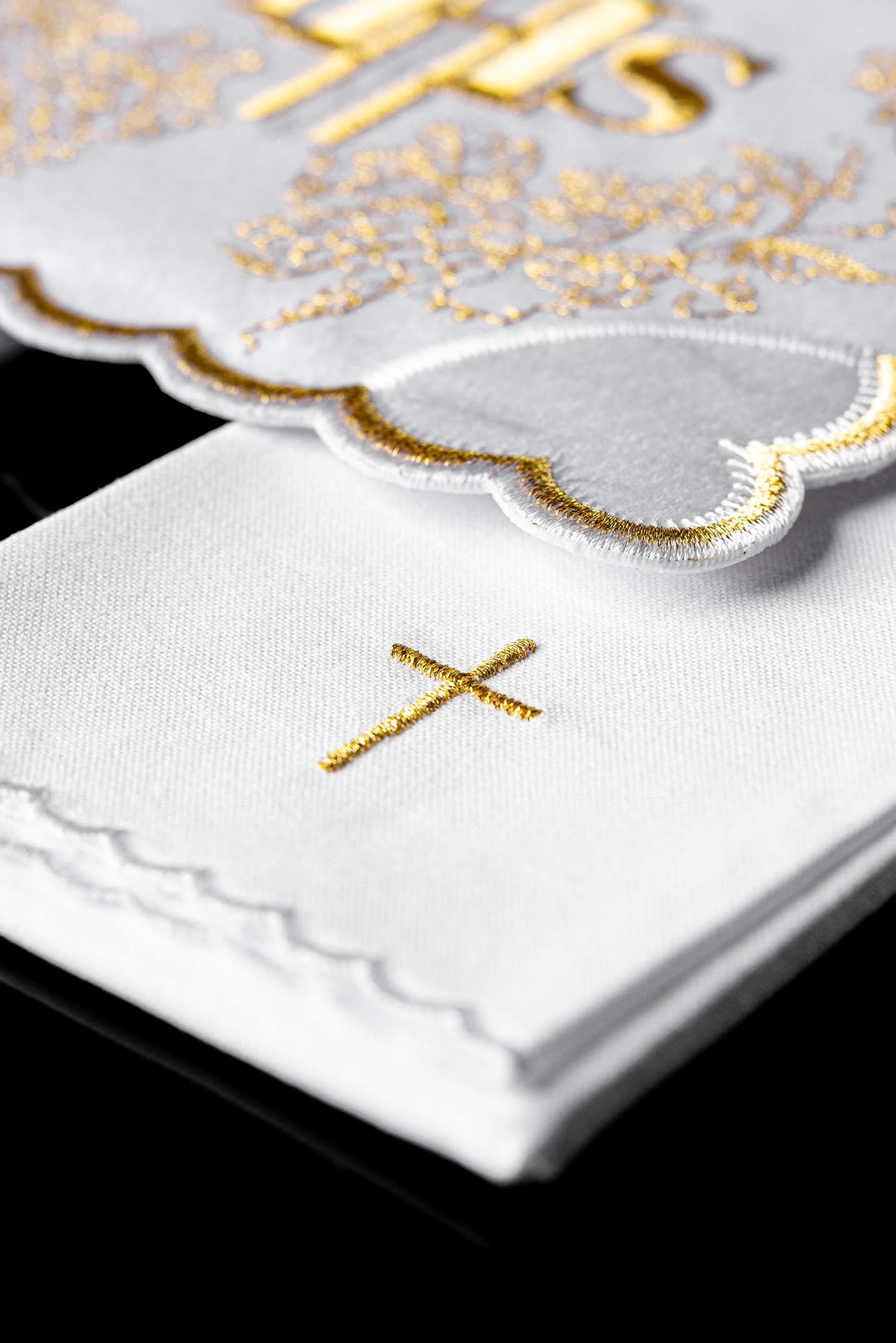 Juego de altar con sencillo bordado dorado