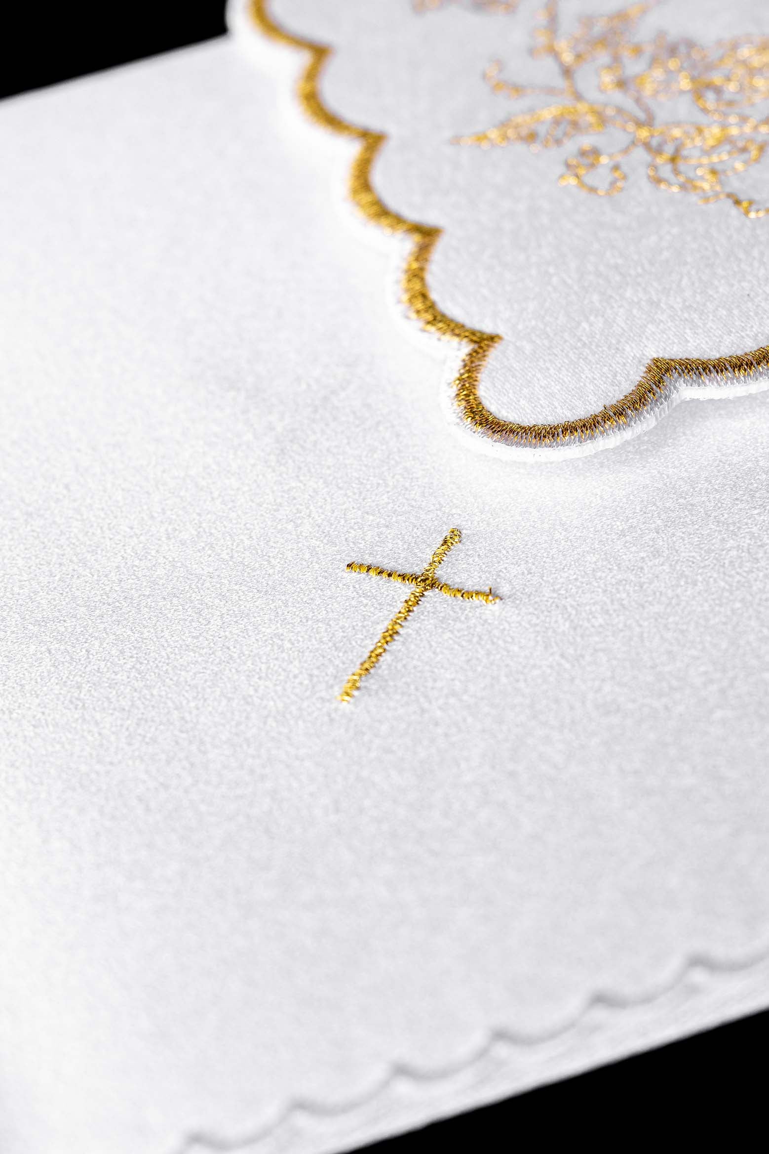 Juego de altar con sencillo bordado dorado