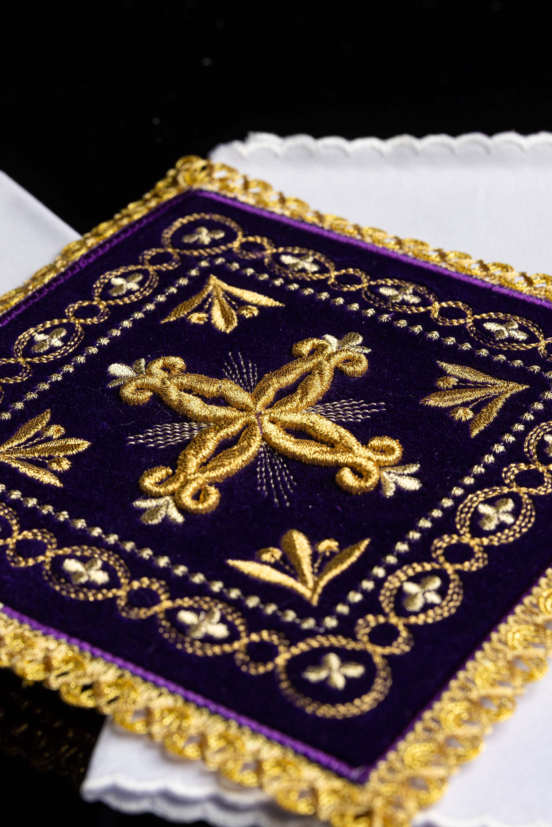 Servicio de altar terciopelo bordado morado