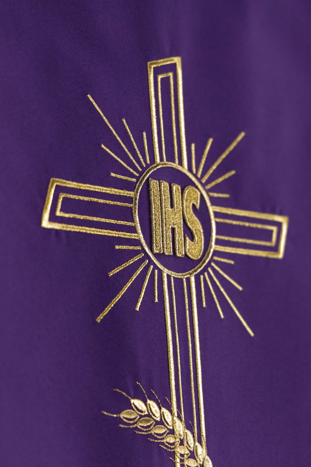 Paño violeta para atril con motivo de cruz bordada
