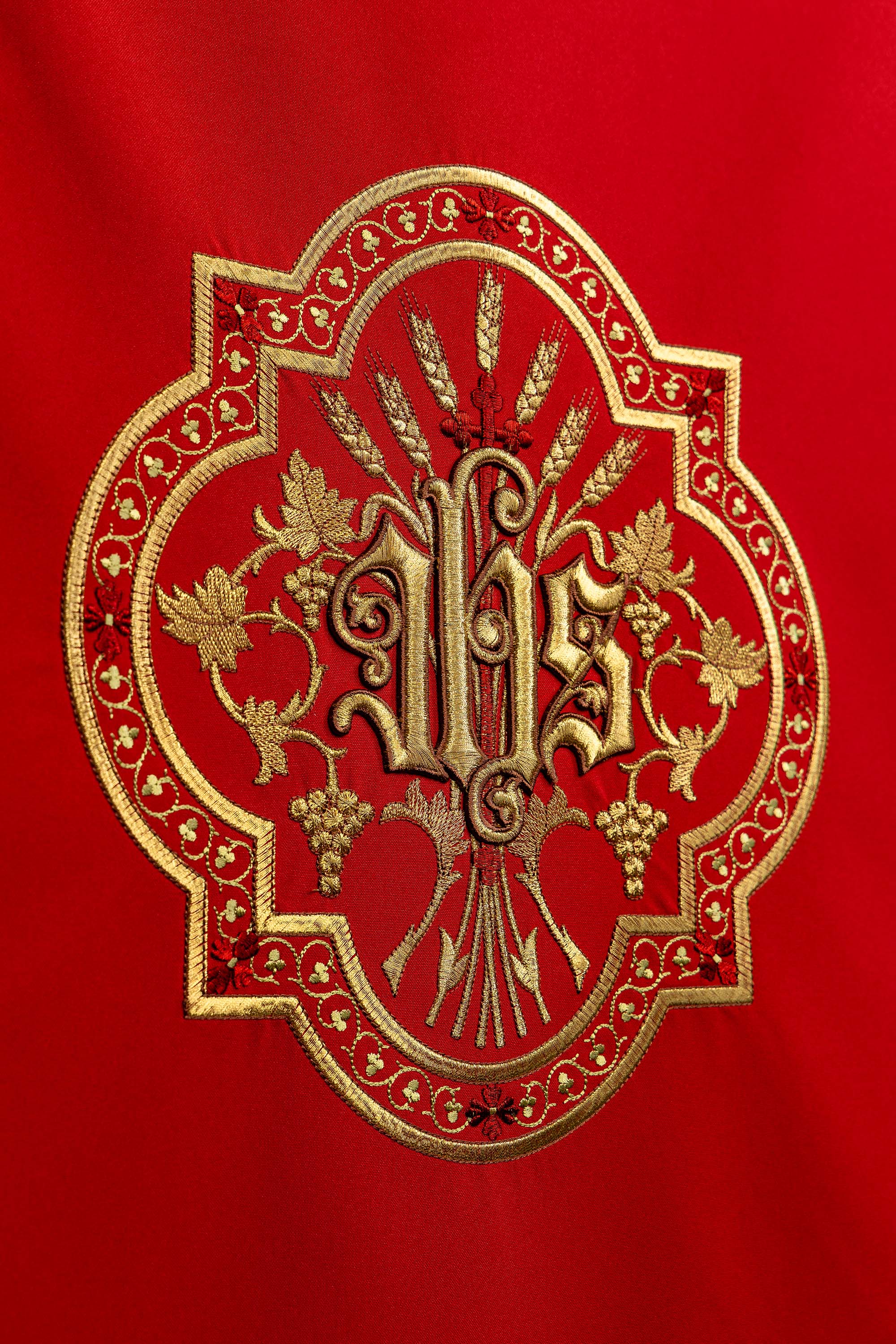Rojo cubre ambon con bordado dorado IHS rojo