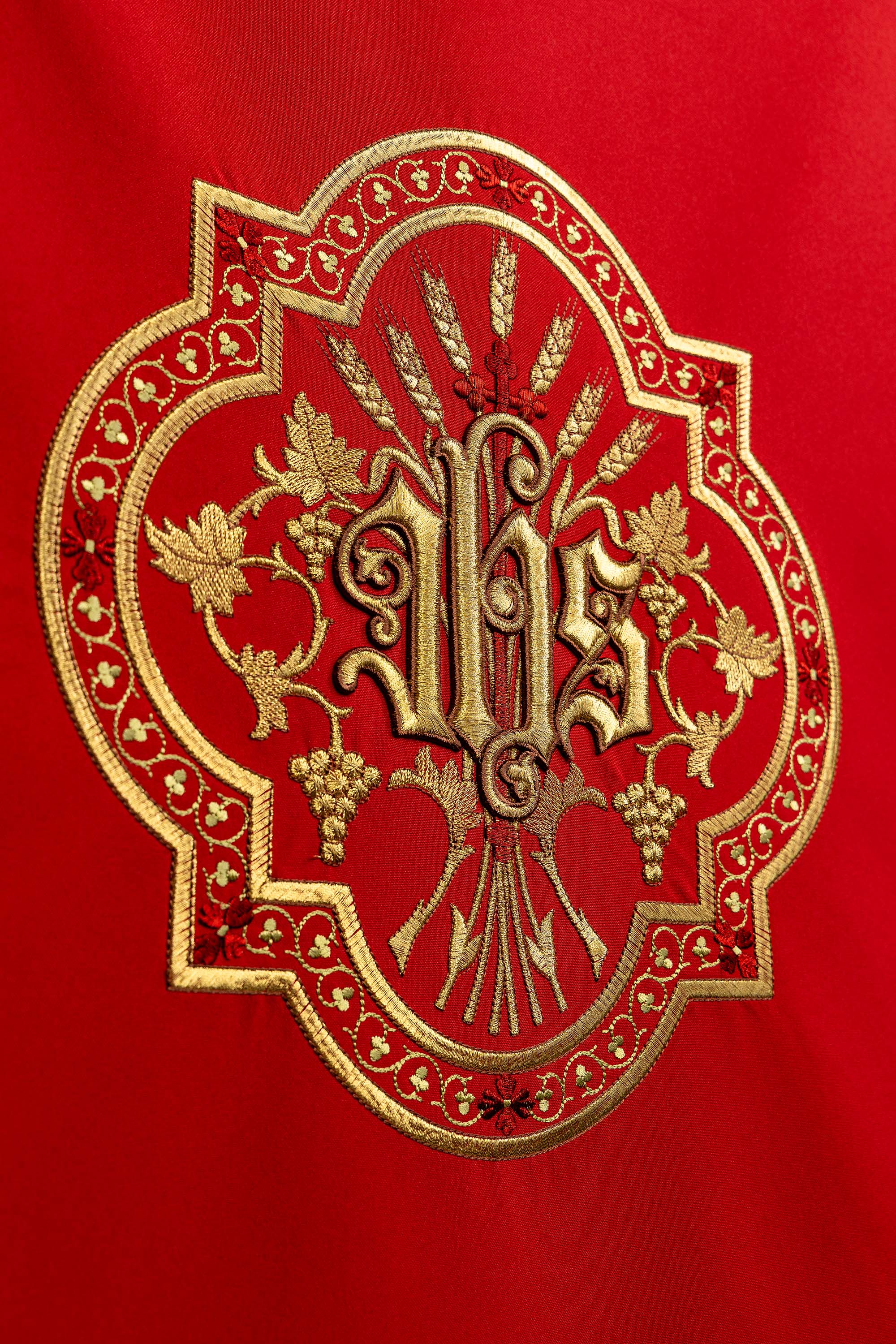 Rojo cubre ambon con bordado dorado IHS rojo
