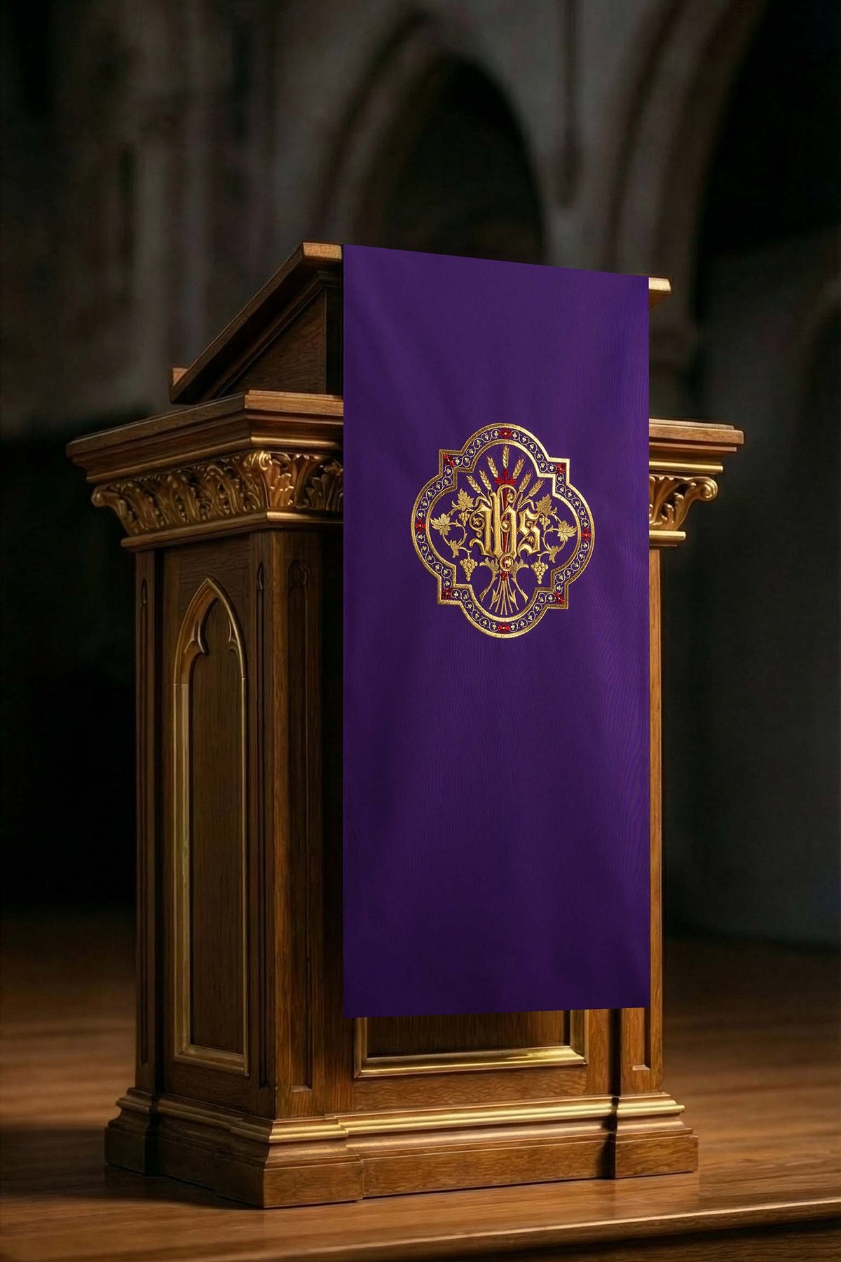 Paño para ambón morado con motivo bordado de IHS
