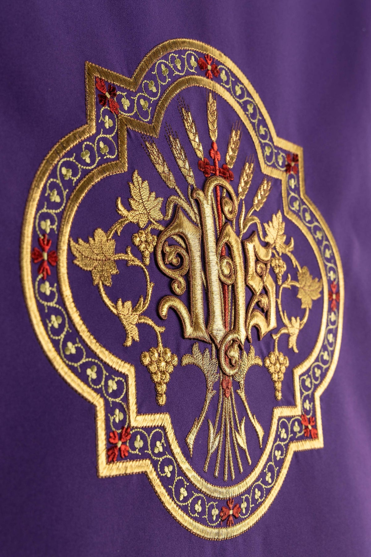 Paño para ambón morado con motivo bordado de IHS