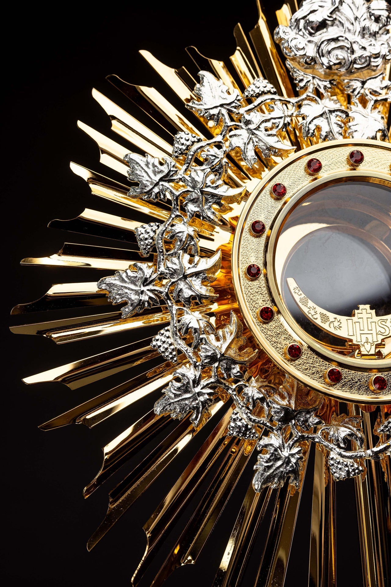 Custodia dorada hecha a mano de latón decorada con rubíes