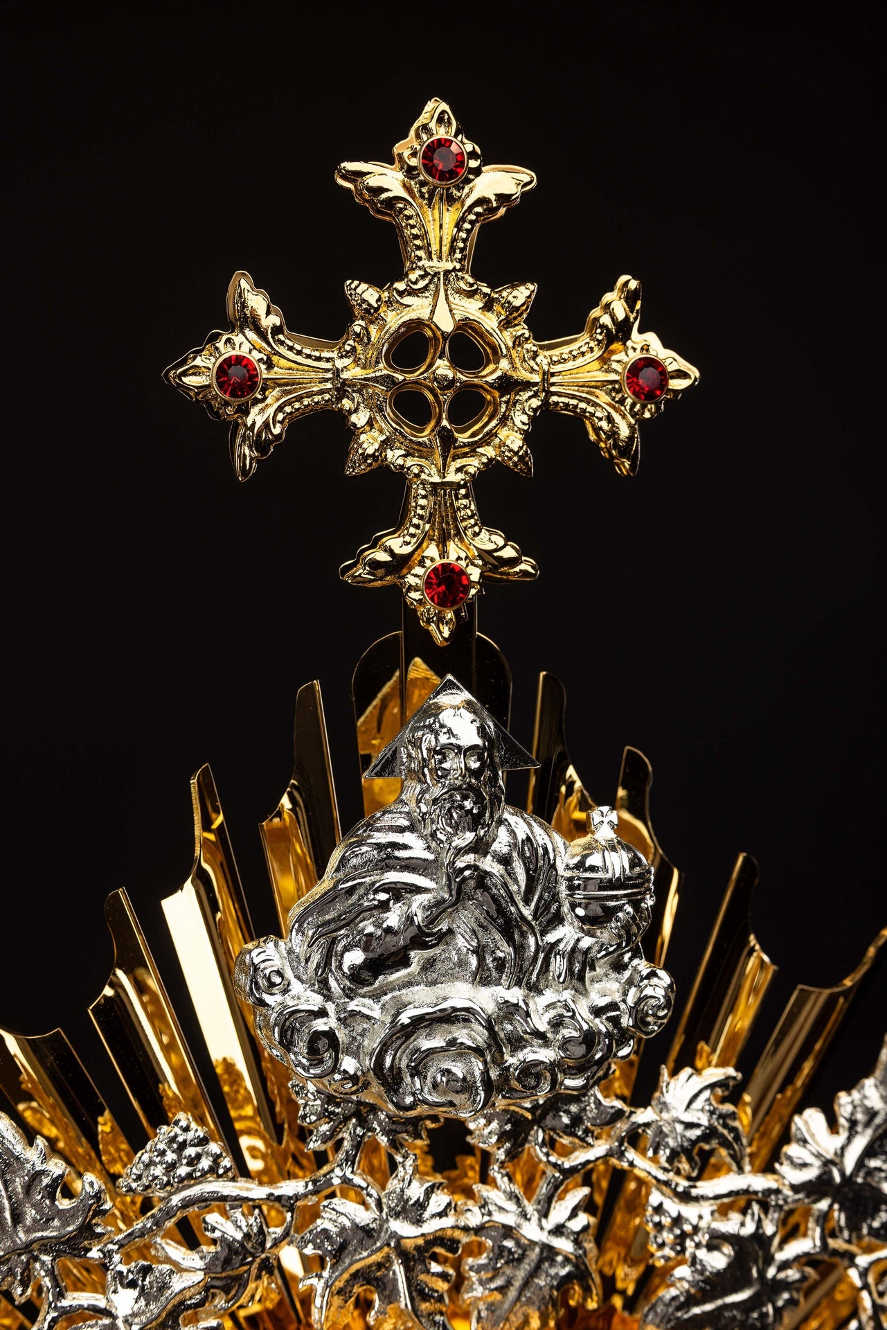 Custodia dorada hecha a mano de latón decorada con rubíes