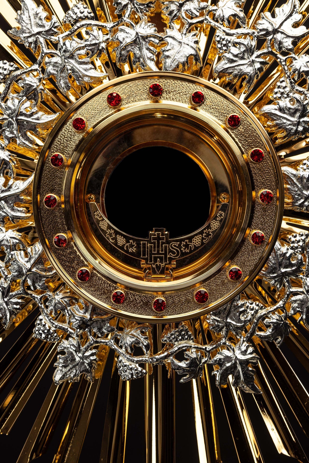 Custodia dorada hecha a mano de latón decorada con rubíes