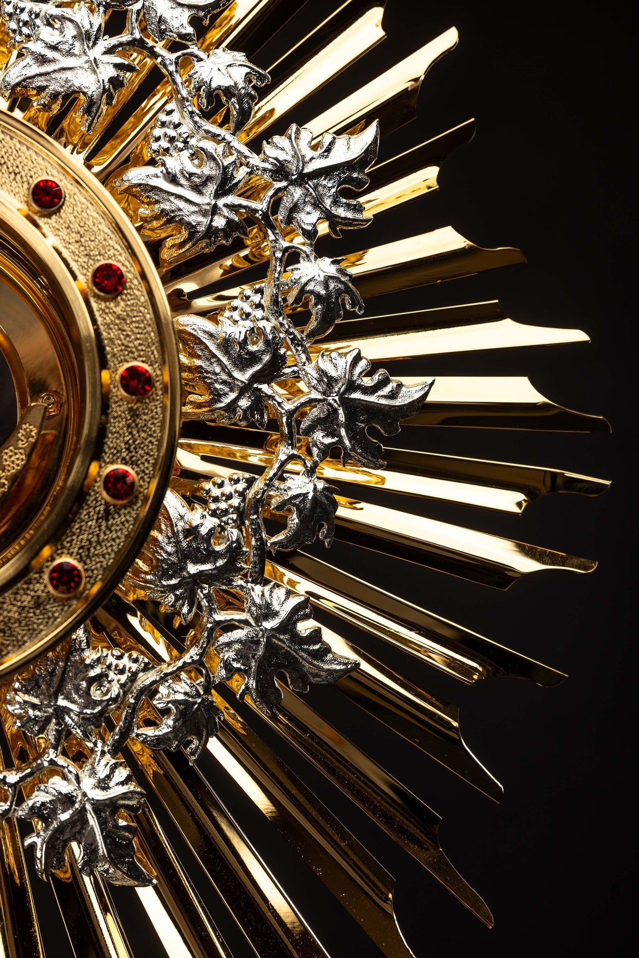 Custodia dorada hecha a mano de latón decorada con rubíes