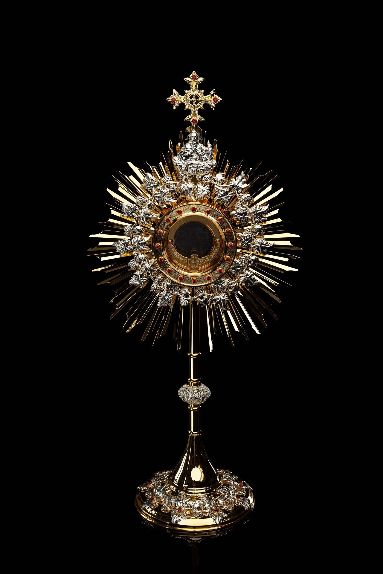 Custodia dorada hecha a mano de latón decorada con rubíes