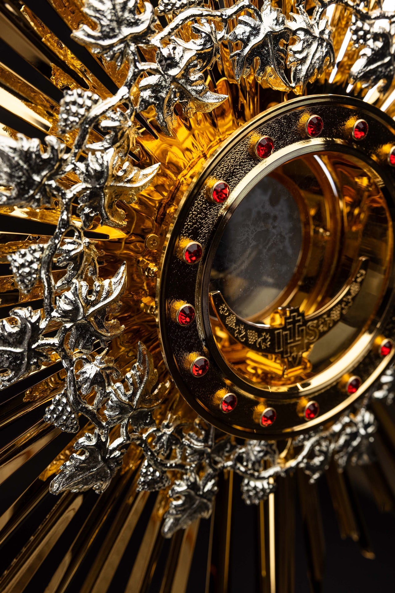 Custodia dorada hecha a mano de latón decorada con rubíes