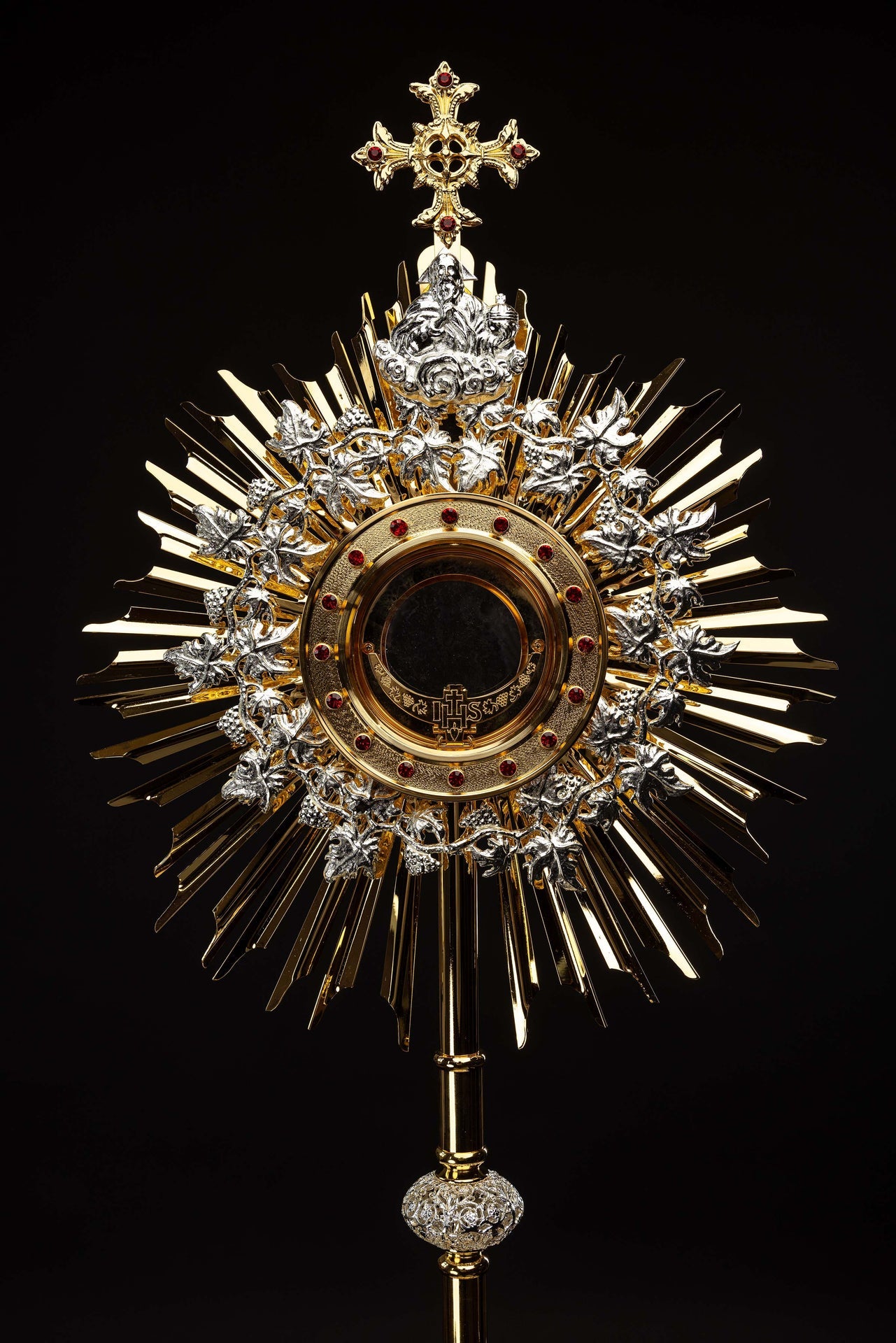 Custodia dorada hecha a mano de latón decorada con rubíes