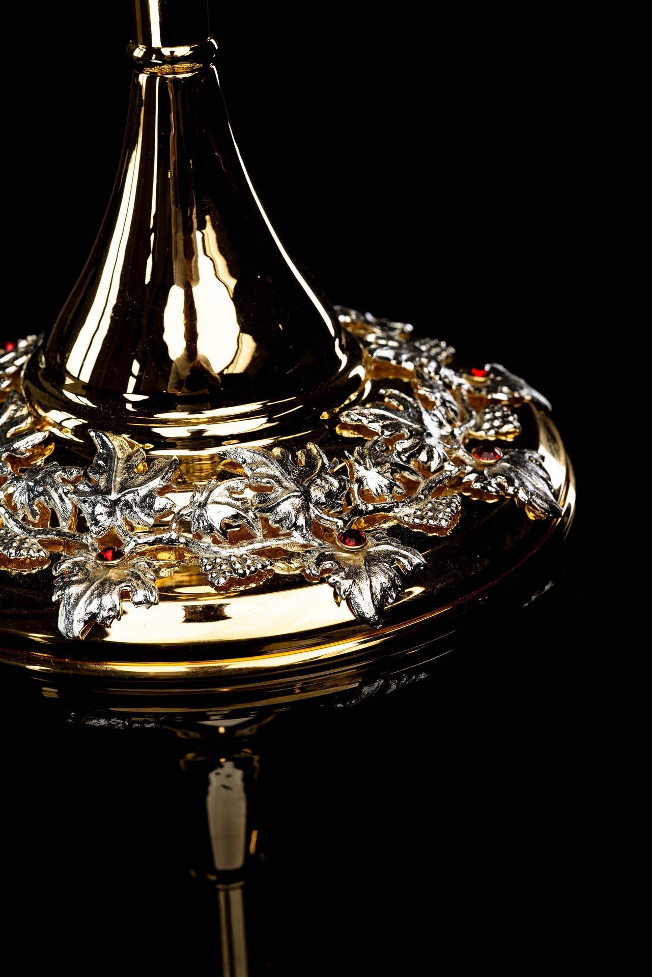 Custodia dorada hecha a mano de latón decorada con rubíes