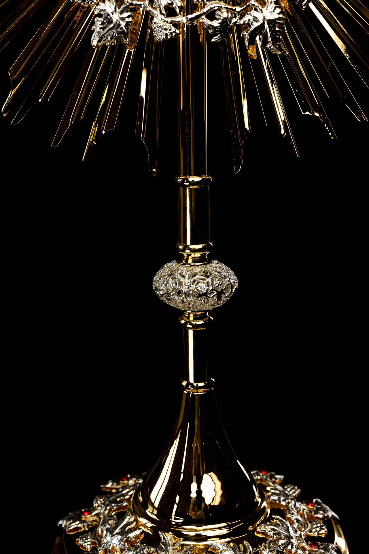 Custodia dorada hecha a mano de latón decorada con rubíes